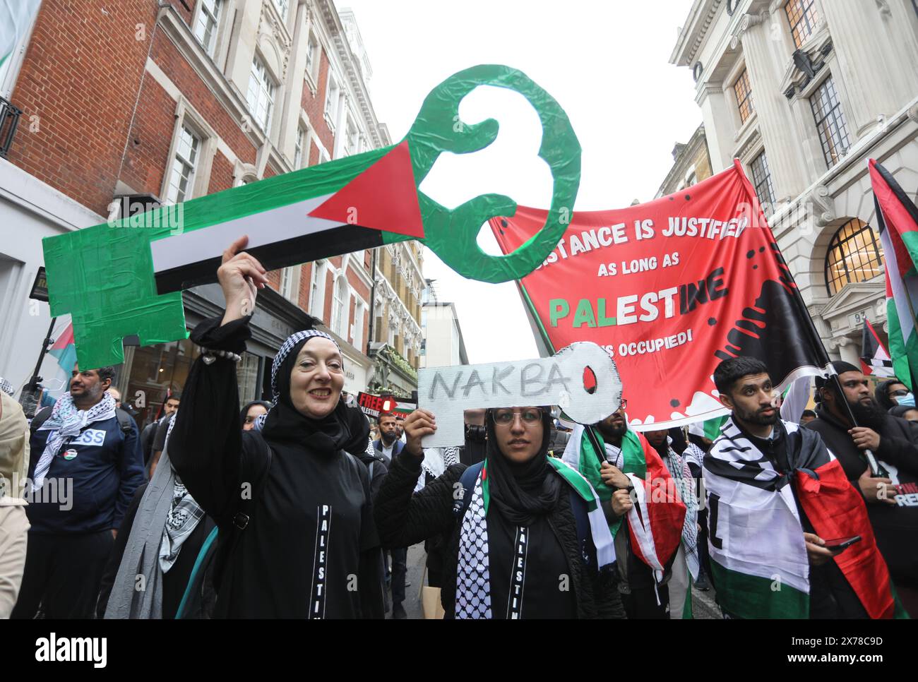 Londres, Royaume-Uni, 18 mai 2024. Environ 250 000 personnes de tous horizons et organisations ont défilé dans le centre de Londres pour appeler à un cessez-le-feu à Gaza dans la guerre du Hamas en Israël, et pour marquer les 76 ans de la Nakba, ou «catastrophe», lorsque 750 000 Palestiniens ont été chassés de leur patrie. Beaucoup de gens portaient des clés représentant les maisons qu'ils ont dû laisser derrière eux et où ils ne peuvent pas retourner. Crédit : Monica Wells/Alamy Live News Banque D'Images