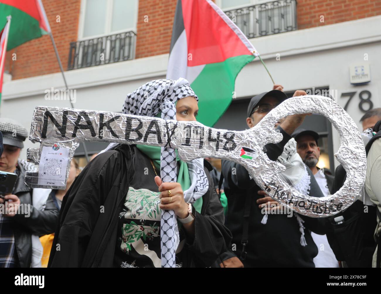 Londres, Royaume-Uni, 18 mai 2024. Environ 250 000 personnes de tous horizons et organisations ont défilé dans le centre de Londres pour appeler à un cessez-le-feu à Gaza dans la guerre du Hamas en Israël, et pour marquer les 76 ans de la Nakba, ou «catastrophe», lorsque 750 000 Palestiniens ont été chassés de leur patrie. Beaucoup de gens portaient des clés représentant les maisons qu'ils ont dû laisser derrière eux et où ils ne peuvent pas retourner. Crédit : Monica Wells/Alamy Live News Banque D'Images