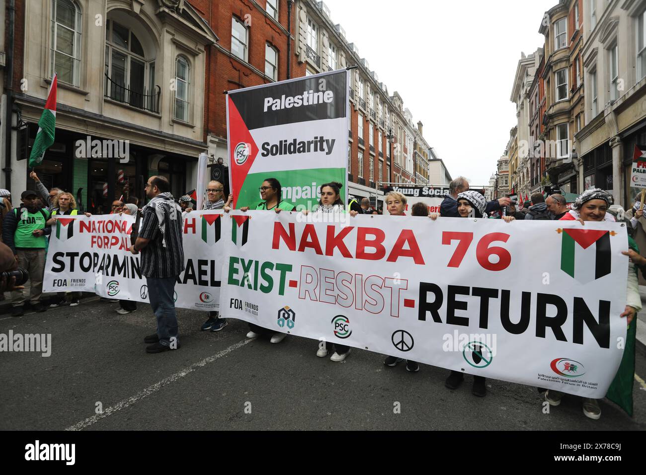 Londres, Royaume-Uni, 18 mai 2024. Environ 250 000 personnes de tous horizons et organisations ont défilé dans le centre de Londres pour appeler à un cessez-le-feu à Gaza dans la guerre du Hamas en Israël, et pour marquer les 76 ans de la Nakba, ou «catastrophe», lorsque 750 000 Palestiniens ont été chassés de leur patrie. Beaucoup de gens portaient des clés représentant les maisons qu'ils ont dû laisser derrière eux et où ils ne peuvent pas retourner. Crédit : Monica Wells/Alamy Live News Banque D'Images