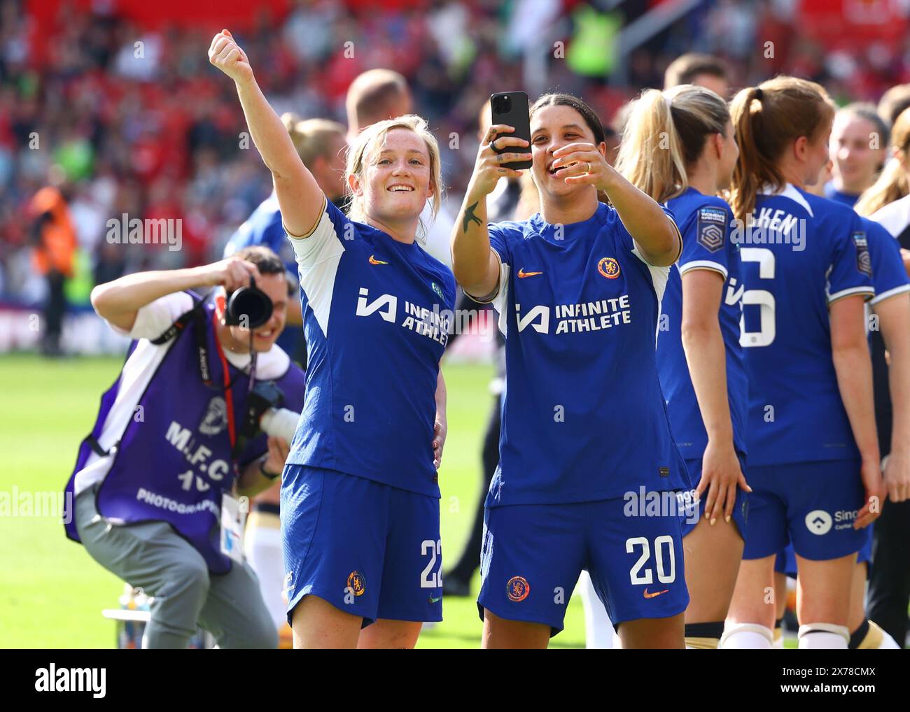 Manchester, Royaume-Uni. 18 mai 2024. Erin Cuthbert de Chelsea et Sam Kerr de Chelsea posent pour des selfies lors du match de Super League féminine de la FA à Old Trafford, Manchester. Le crédit photo devrait se lire : Annabel Ellis/Sportimage crédit : Sportimage Ltd/Alamy Live News Banque D'Images
