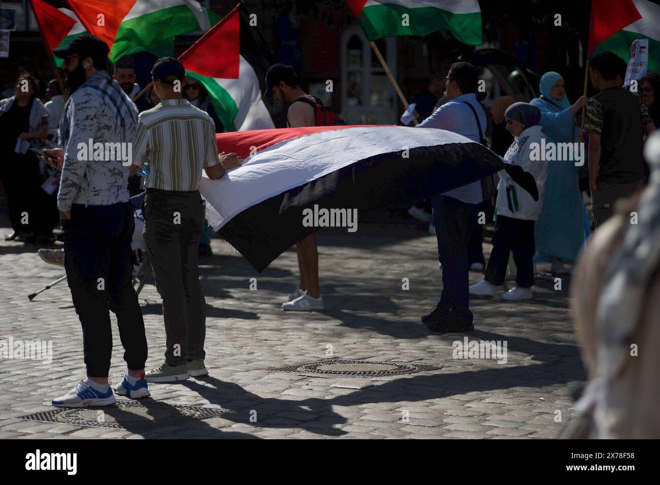 Flensburg, Schleswig-Holstein Pro-Palästina-Demo zum Nakba-Tag, auf dem Südermarkt, Flensburg. Hier : Personen Halten Palästina-Fahnen und Fotos und Grafiken vor. Aufnahme vom 18.05.2024, Flensburg. *** Flensburg, Schleswig Holstein démo Pro Palestine pour la Journée de la Nakba, sur le Südermarkt, Flensburg ici les gens tiennent des drapeaux palestiniens et des photos et des graphiques devant une photo prise le 18 05 2024, Flensburg Banque D'Images