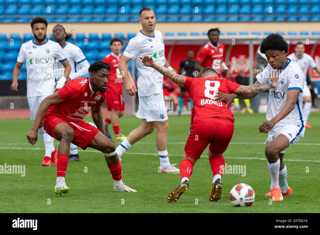 Lausanne, Suisse. 18 mai 2024 : Rayan Kadima (défenseur) du FC stade-Lausanne-Ouchy #23 et Romain Bayard (milieu) du FC stade-Lausanne-Ouchy #8 défendent tandis qu'Alvin Antonio Sanches (milieu) du FC Lausanne-Sport #80 attaque lors du FC stade Lausanne Ouchy vs FC Lausanne Sport au stade Olympique de Pontaise à Lausanne. Crédit : Patrick Dancel/Alamy Live News Banque D'Images