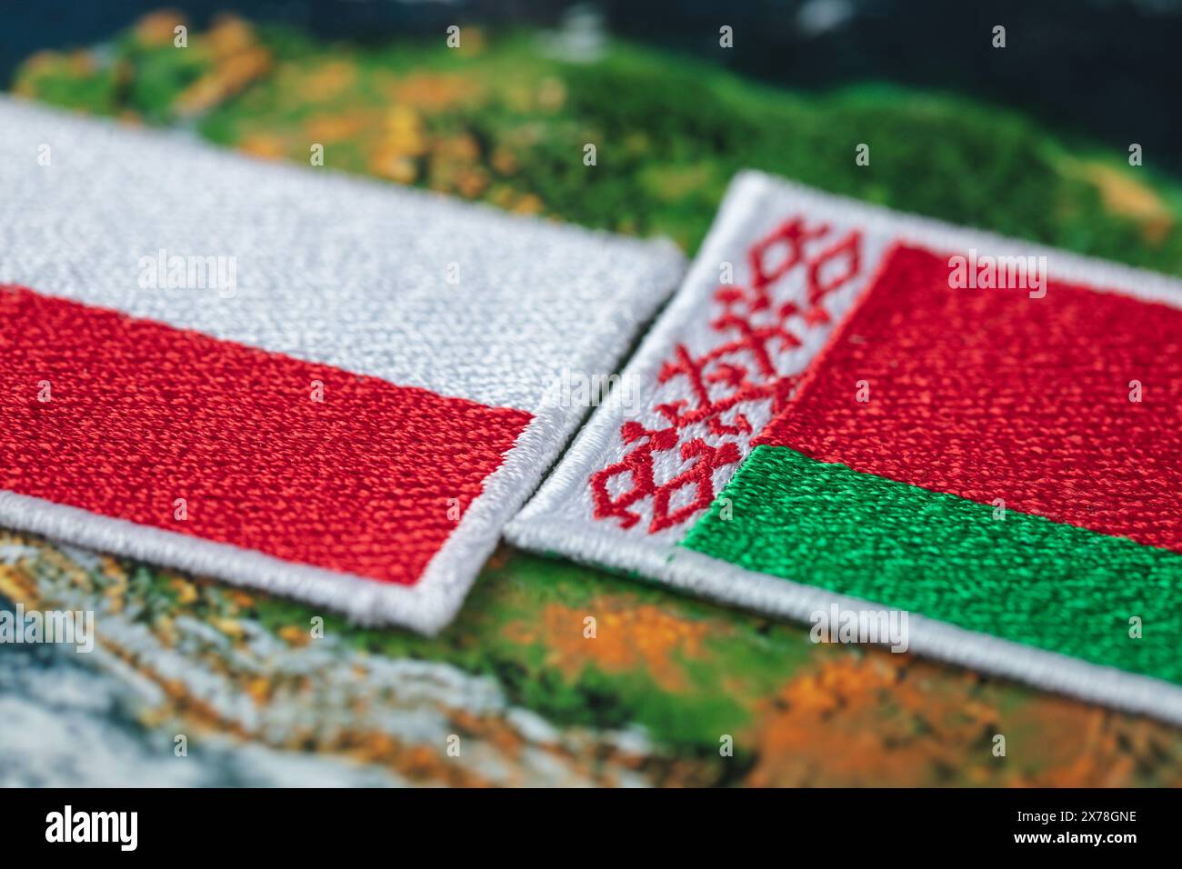 Drapeaux de Pologne et de Biélorussie. Le concept de relations mutuelles et les problèmes frontaliers des deux pays Banque D'Images