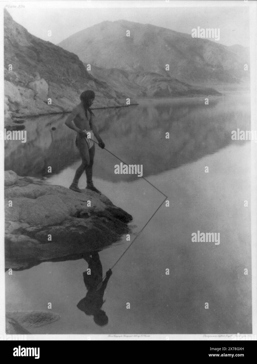 Rives du lac Walker Paviotso, Curtis no. 4135., fait partie de : Edward S. Curtis Collection ., publié dans : The North American Indian / Edward S. Curtis. [Seattle, Wash.] : Edward S. Curtis, 1907-30, Suppl., v. 15, pl. 534. Indiens d'Amérique du Nord, activités de subsistance, Nevada, 1920-1930. , Indiens Paiute du Nord, activités de subsistance, Nevada, 1920-1930. , Lakes & Ponds, Nevada, 1920-1930. , Pêche à la lance, Nevada, 1920-1930. Banque D'Images