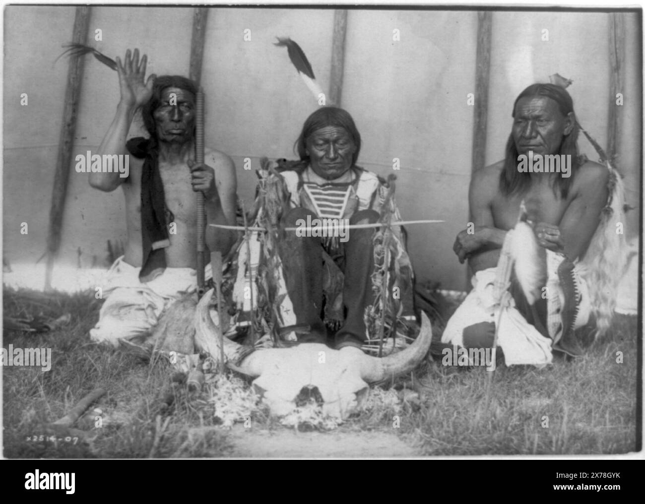 HU Kalawa Pi, L'autel complet, No. 2514-07., publié dans : The North American Indian / Edward S. Curtis. [Seattle, Washington] : Edward S. Curtis, 1907-30, v. 3, p. 80.. Indiens d'Amérique du Nord, vie spirituelle, 1900-1910. , Indiens Teton, vie spirituelle, 1900-1910. Banque D'Images