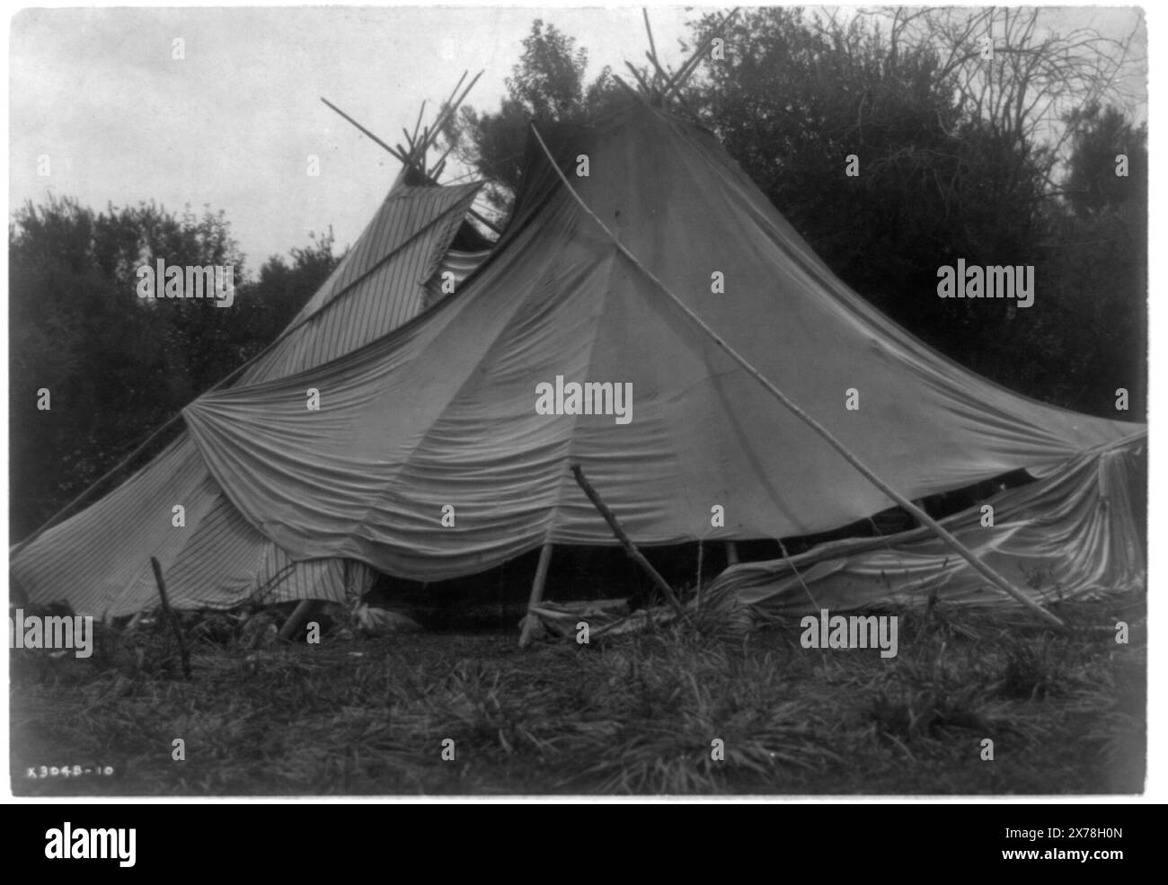 Un gîte de vacances Yakima, Edward S. Curtis Collection., Curtis no. 3048-10., publié dans : The North American Indian / Edward S. Curtis. [Seattle, Washington] : Edward S. Curtis, 1907-30, v. 7, p. 18.. Indiens d'Amérique du Nord, habitations, Washington (État), 1910. , Indiens Yakama, habitations, 1910. , Tipis, Washington (État), 1910. Banque D'Images