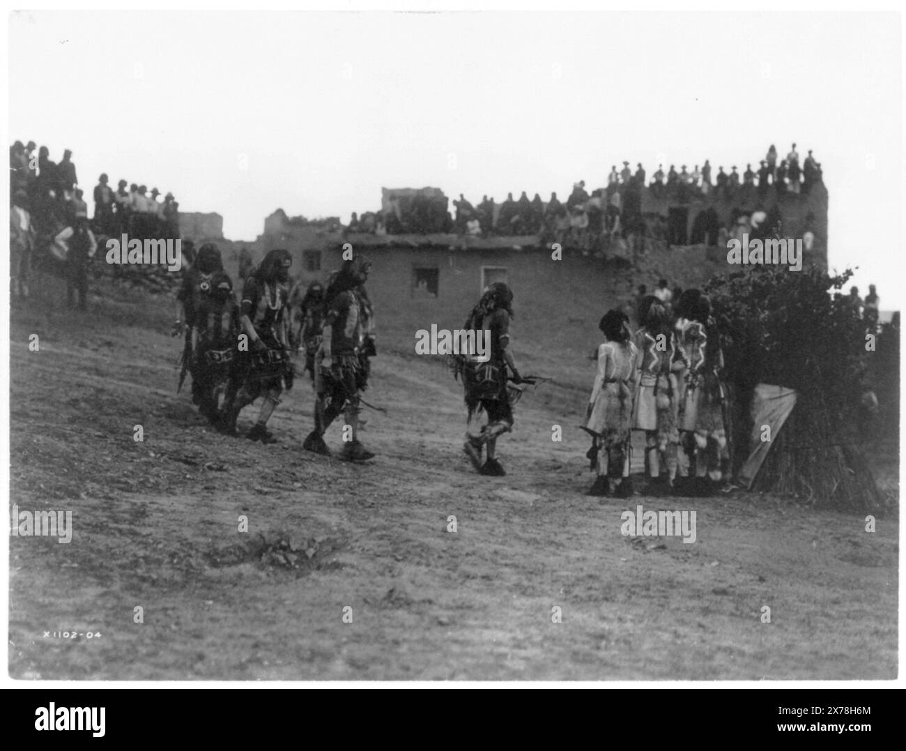Danseurs de serpent entrant sur la place, Curtis no. 1102-04., fait partie de : Edward S. Curtis Collection ., publié dans : The North American Indian / Edward S. Curtis. [Seattle, Washington] : Edward S. Curtis, 1907-30, Suppl. v. 12, pl. 422. Indiens d'Amérique du Nord, danse, Arizona, 1900-1910. , Indiens d'Amérique du Nord, vie spirituelle, 1900-1910. , Indiens Hopi, danse, Arizona, 1900-1910. , Indiens Hopi, vie spirituelle, Arizona, 1900-1910. , Rites & Ceremonies, Arizona, 1900-1910. , Snake dance, Arizona, 1900-1910. Banque D'Images
