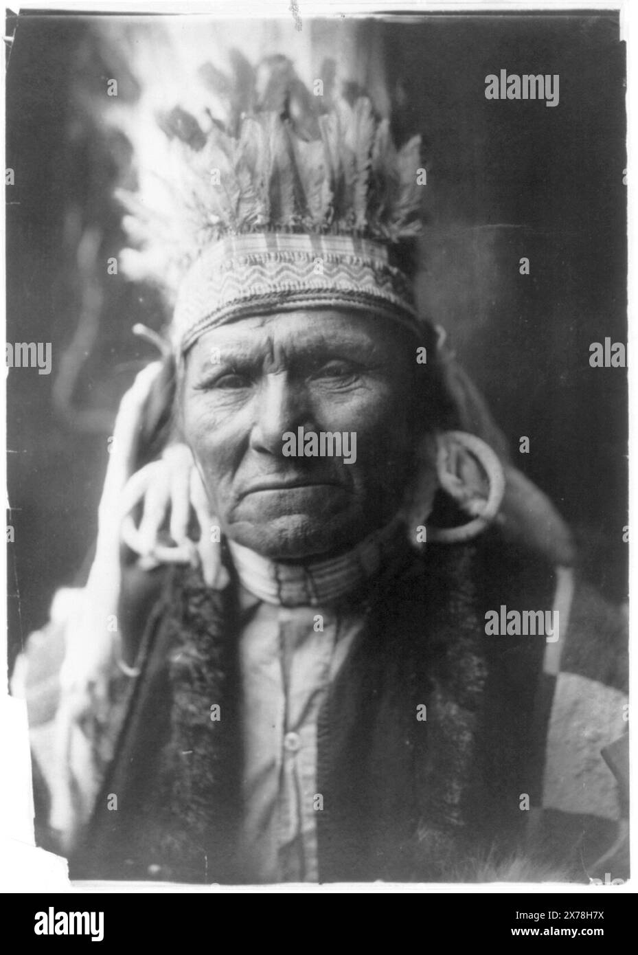 Yellow Bull nez percé, LC no. 21., fait partie de : Edward S. Curtis Collection ., publié dans : The North American Indian / Edward S. Curtis. [Seattle, Washington] : Edward S. Curtis, 1907-30, Suppl. v. 8, pl. 257. Jaune bulle. , Indiens d'Amérique du Nord, 1900-1910. , Indiens nez percé, 1900-1910. , Headdress, 1900-1910. Banque D'Images