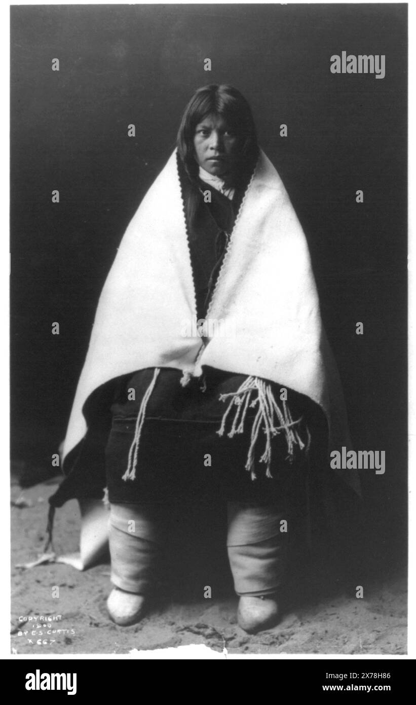 Costume de mariée Hopi, titre de l'item., au verso : Juany la mariée Moki., Curtis no. 667., E.S. Curtis., fait partie de : Edward S. Curtis Collection ., publié dans : The North American Indian / Edward S. Curtis. [Seattle, Washington] : Edward S. Curtis, 1907-30, v. 12, p. 40.. Juany. , Indiens d'Amérique du Nord, vêtements et robes, Arizona, 1900. , Indiens Hopi, vêtements et robes, 1900. , Couvertures, 1900. , Bonneterie, 1900. , Brides, Arizona, 1900. , Vêtements et robes de mariage, Arizona, 1900. Banque D'Images