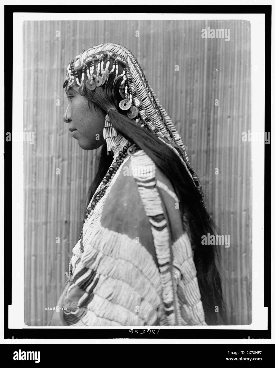 Wisham (c.-à-d. Wishran) fille, profil, titre de l'élément., Curtis no. 3067-10., fait partie de : Edward S. Curtis Collection ., publié dans : The North American Indian / Edward S. Curtis. [Seattle, Washington] : Edward S. Curtis, 1907-30, Suppl. v. 8, pl. 279. Indiens d'Amérique du Nord, vêtements et robes, 1910. , Tlakluit Indians, vêtements et robes, 1910. , Indiens d'Amérique du Nord, femmes, 1910. , Tlakluit Indians, femmes, 1910. , Monnaies, Chinois, 1910. , Coiffes, 1910. Banque D'Images