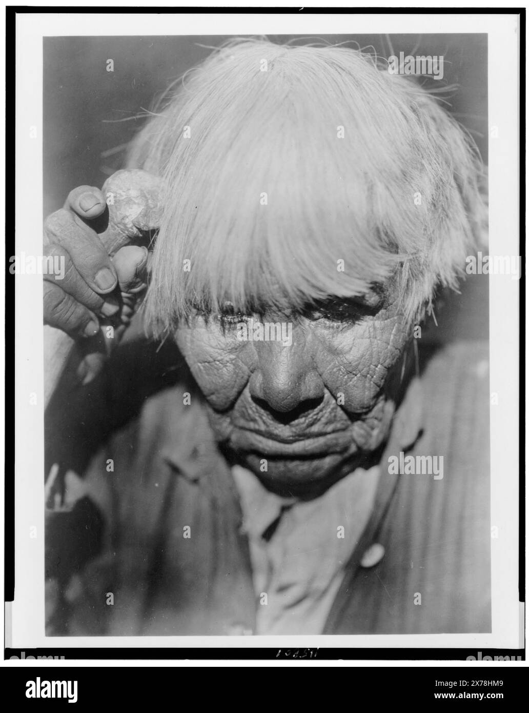 Vieille femme en deuil Yuki, collection Edward S. Curtis , Curtis no. 4012., publié dans : The North American Indian / Edward S. Curtis. [Seattle, Washington] : Edward S. Curtis, 1907-30, v. 14, p. 22.. Indiens d'Amérique du Nord, femmes, 1920-1930. , Indiens d'Amérique du Nord, vêtements et robes, 1920-1930. , Yuki Indians, femmes, 1920-1930. , Yuki Indians, vêtements et robes, 1920-1930. Banque D'Images