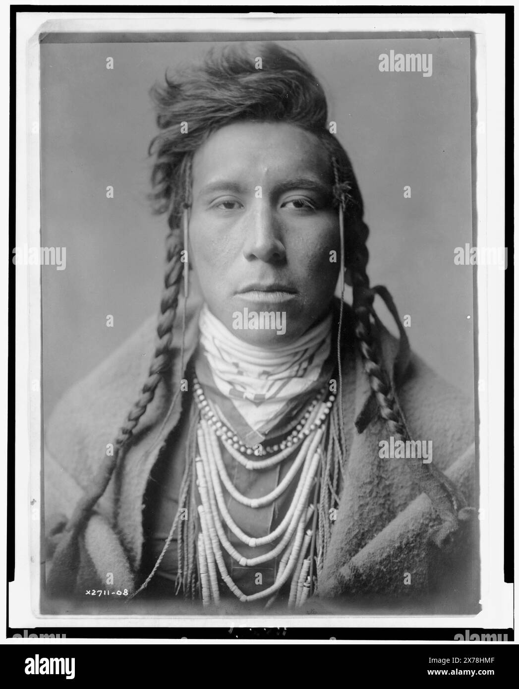 Oiseau sur High Land, collection Edward S. Curtis., Curtis no. 2711-08.. Oiseau sur High Land. , Indiens d'Amérique du Nord, vêtements et robes, Montana, 1900-1910. , Crow Indians, vêtements et robes, 1900-1910. Banque D'Images