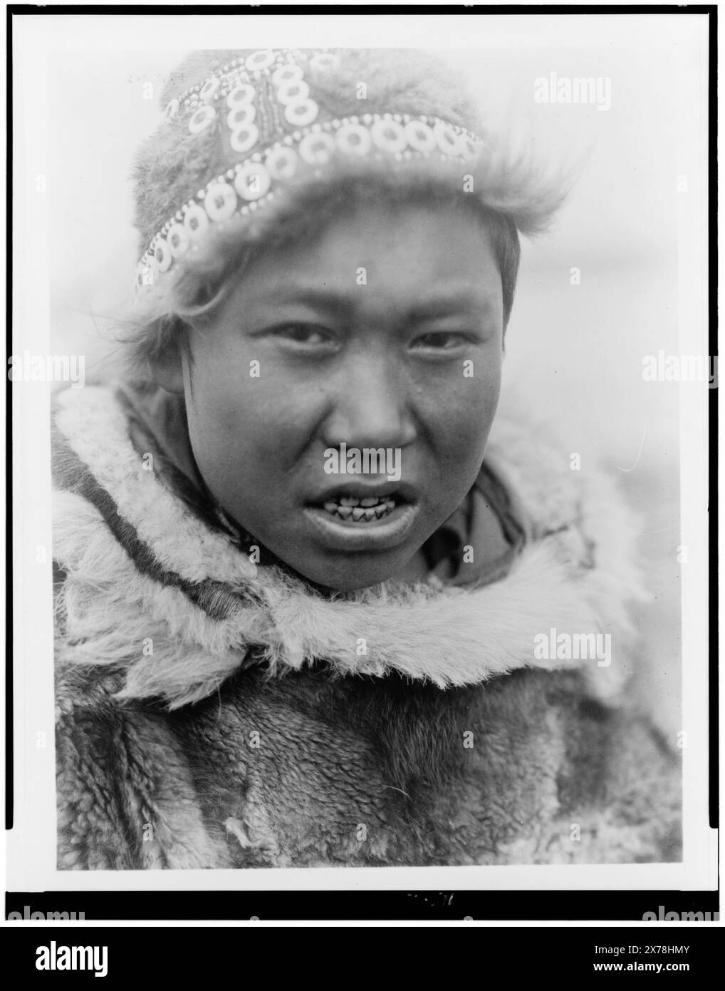 Hooper Bay Youth, Edward S. Curtis Collection., publié dans : The North American Indian / Edward S. Curtis. [Seattle, Washington] : Edward S. Curtis, 1907-30, suppl. v. 20, pl. 698. Esquimaux, vêtements et robes, Alaska, Hooper Bay, 1920-1930. Banque D'Images