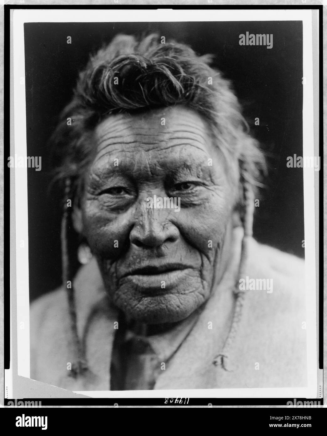 Tsaassi-mis-salla ('Crow with Necklace') Sarsi, Edward S. Curtis Collection ., publié dans : The North American Indian / Edward S. Curtis. [Seattle, Washington] : Edward S. Curtis, 1907-30, Suppl. v. 18, pl. 618. Tsáassi-M?s-sallá. , Indiens d'Amérique du Nord, vêtements et robes, 1920-1930. , Indiens Sarsi, vêtements et robes, 1920-1930. Banque D'Images