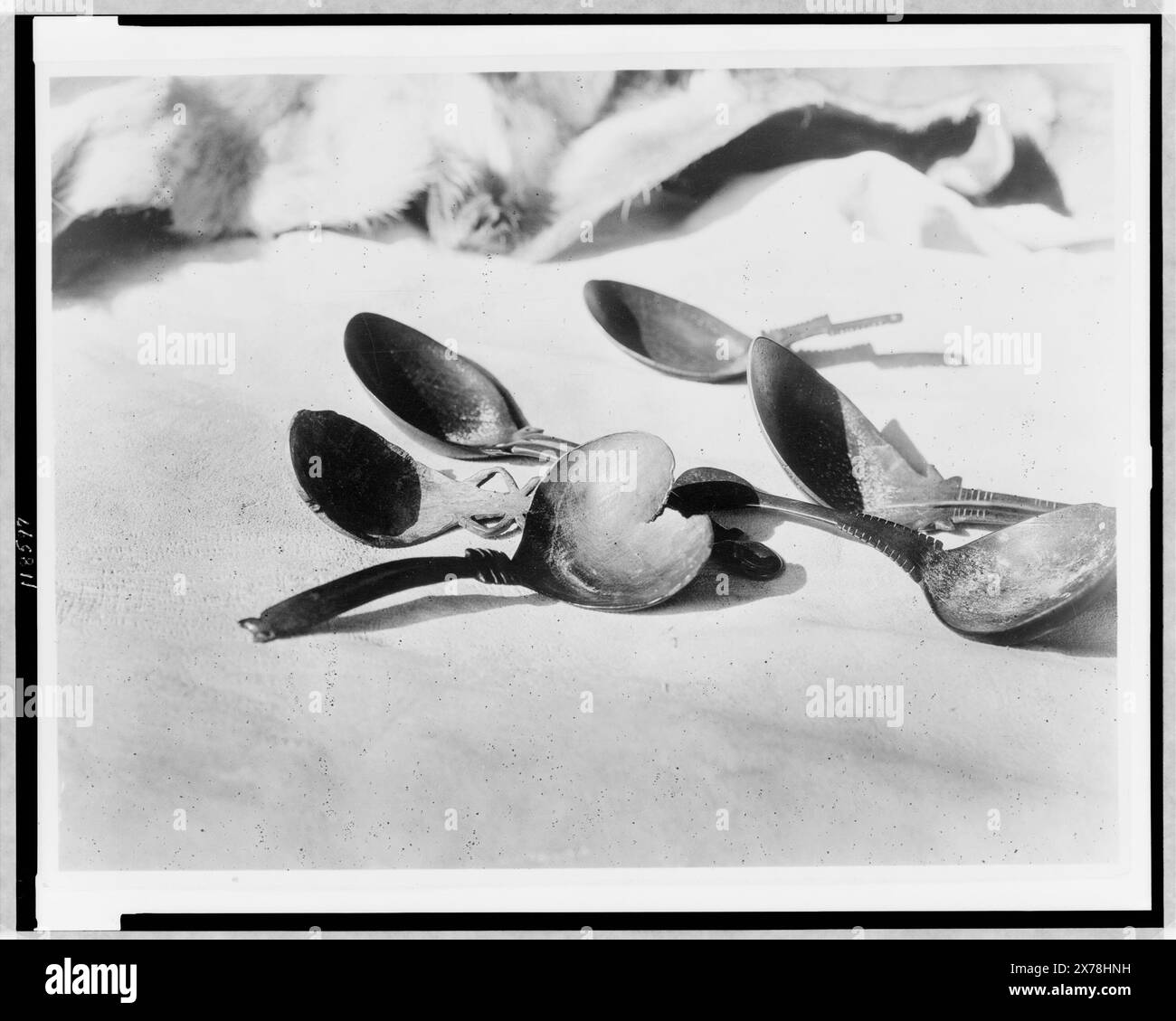 Cuillères à corne d'élan Tolowa, Edward S. Curtis Collection ., Curtis no. 3817., publié dans : The North American Indian / Edward S. Curtis. [Seattle, Washington] : Edward S. Curtis, 1907-30, v. 13, p. 106.. Indiens d'Amérique du Nord, 1920-1930. , Indiens Tolowa, 1920-1930. , Spoons, 1920-1930. Banque D'Images
