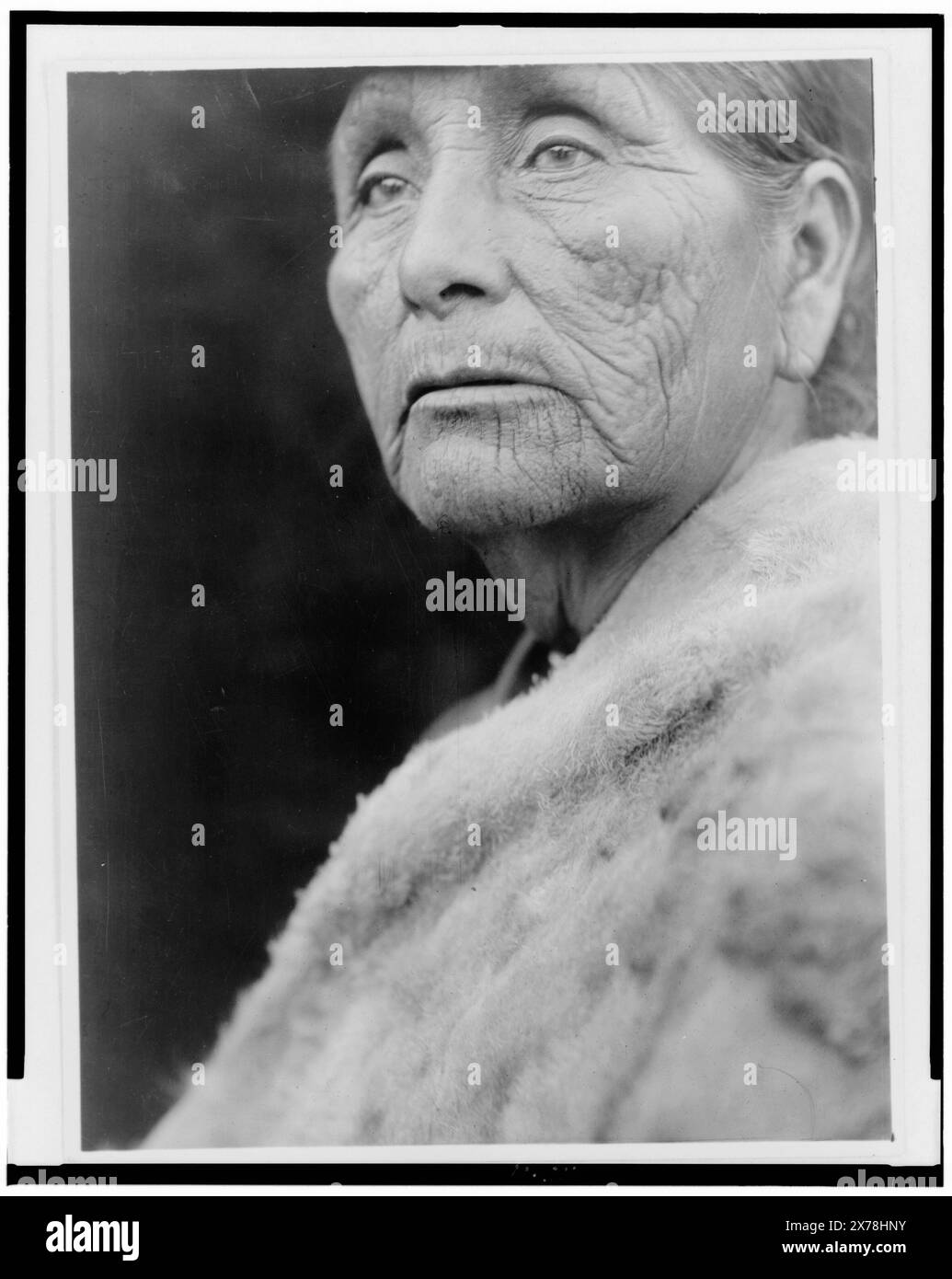 Femme Hupa, collection Edward S. Curtis , Curtis no. 3850-B., publié dans : The North American Indian / Edward S. Curtis. [Seattle, Washington] : Edward S. Curtis, 1907-30, v. 13, p. 6.. Indiens d'Amérique du Nord, femmes, 1920-1930. , Indiens Hupa, femmes, 1920-1930. Banque D'Images