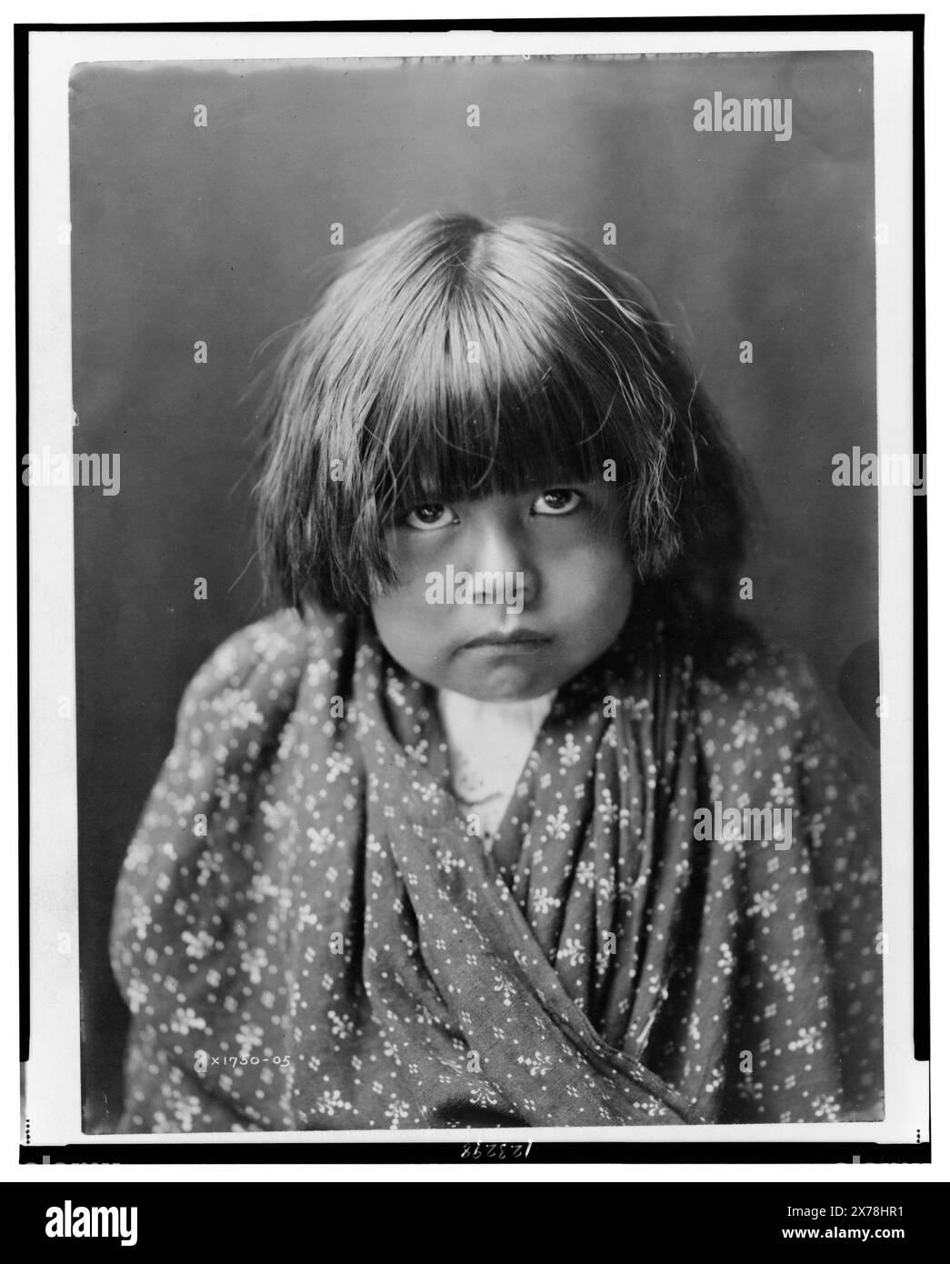 Sanowa Poqui B, Curtis no. 1750-05., fait partie de : Edward S. Curtis Collection .. Indiens d'Amérique du Nord, enfants, Nouveau-Mexique, 1900-1910. , Indiens d'Amérique du Nord, vêtements et robes, Nouveau-Mexique, 1900-1910. , Indiens Tewa, enfants, 1900-1910. , Tewa Indians, vêtements et robes, 1900-1910. Banque D'Images