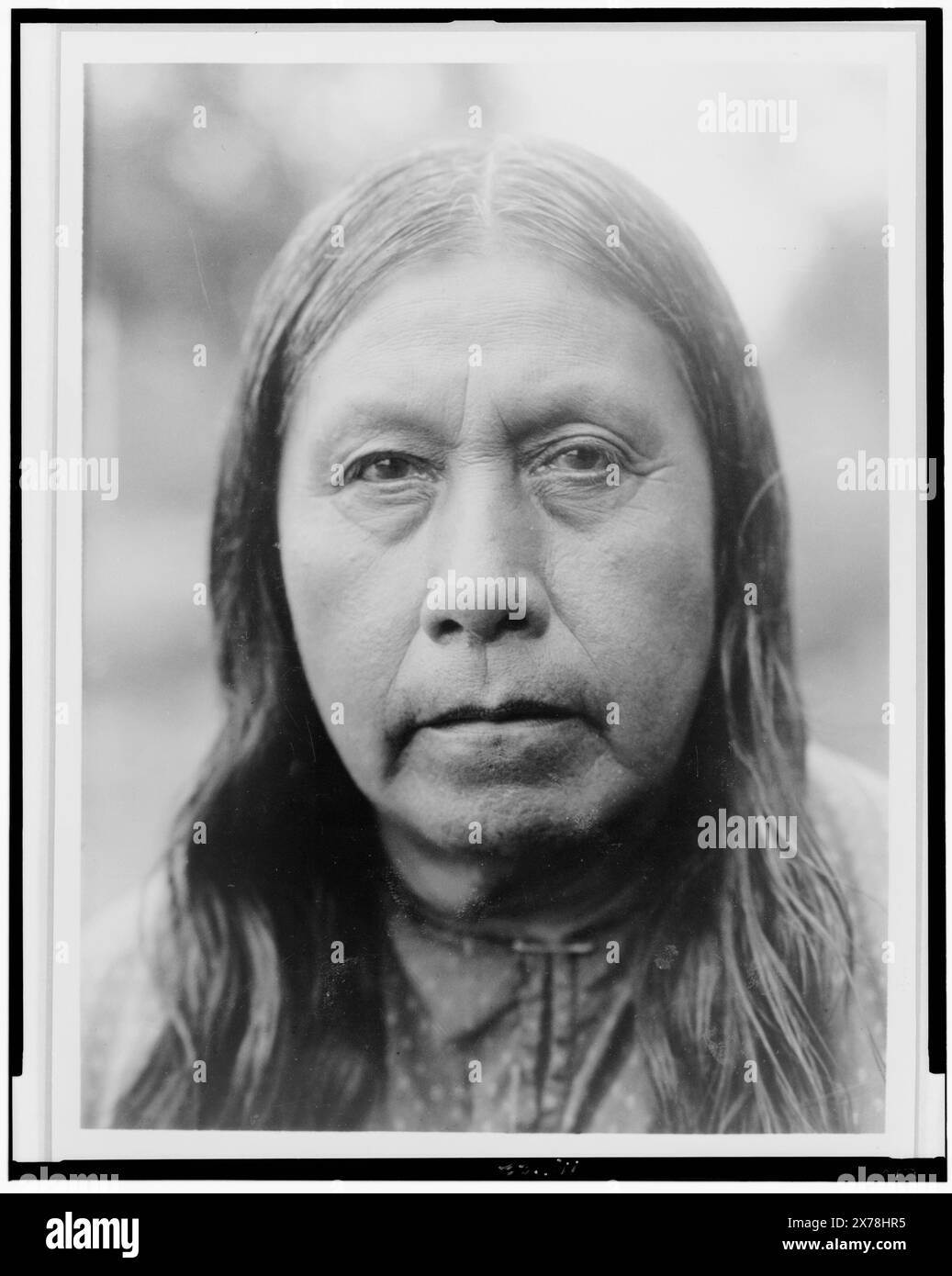 Une matrone de Wichita, collection Edward S. Curtis , publié dans : The North American Indian / Edward S. Curtis. [Seattle, Washington] : Edward S. Curtis, 1907-30, v. 19, p. 36.. Indiens d'Amérique du Nord, femmes, 1920-1930. , Indiens Wichita, femmes, 1920-1930. Banque D'Images