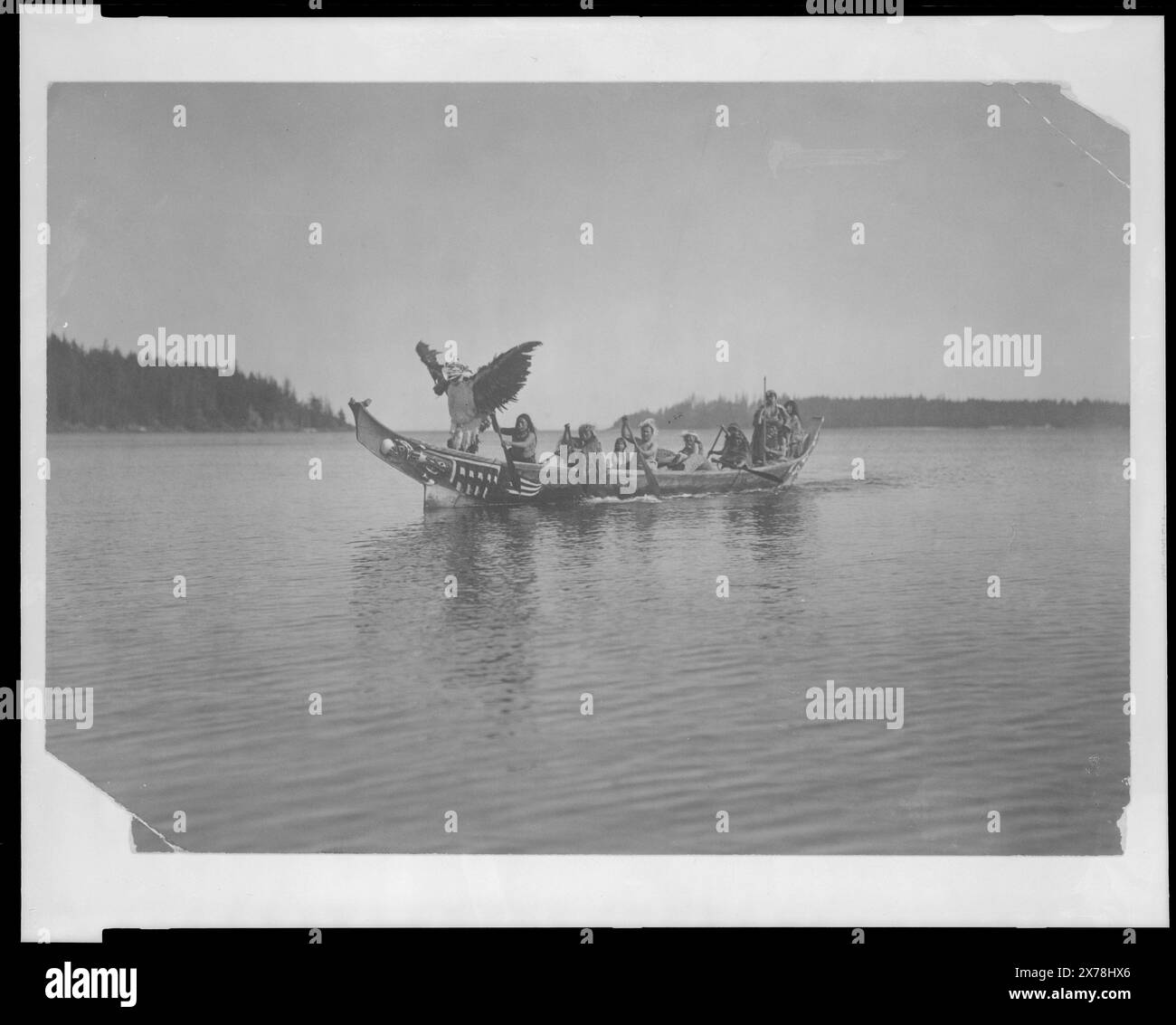 À venir pour la mariée Qagyuhl, titre de : The North American Indian., Curtis no. 3478., fait partie de : Edward S. Curtis Collection ., publié dans : The North American Indian / Edward S. Curtis. [Seattle, Wash.] : Edward S. Curtis, 1907-30, Suppl., v. 10, pl. 337., publié dans : chapitre 'American Indians' de l'ebook Great Photographs from the Library of Congress, 2013.. Indiens d'Amérique du Nord, Colombie-Britannique, vie sociale, 1910-1920. , Indiens Kwakiutl, 1910-1920. , Canoes, Colombie-Britannique, 1910-1920. , Mariage, Colombie-Britannique, 1910-1920. , Aviron, Colombie-Britannique, 1910-1920. Banque D'Images