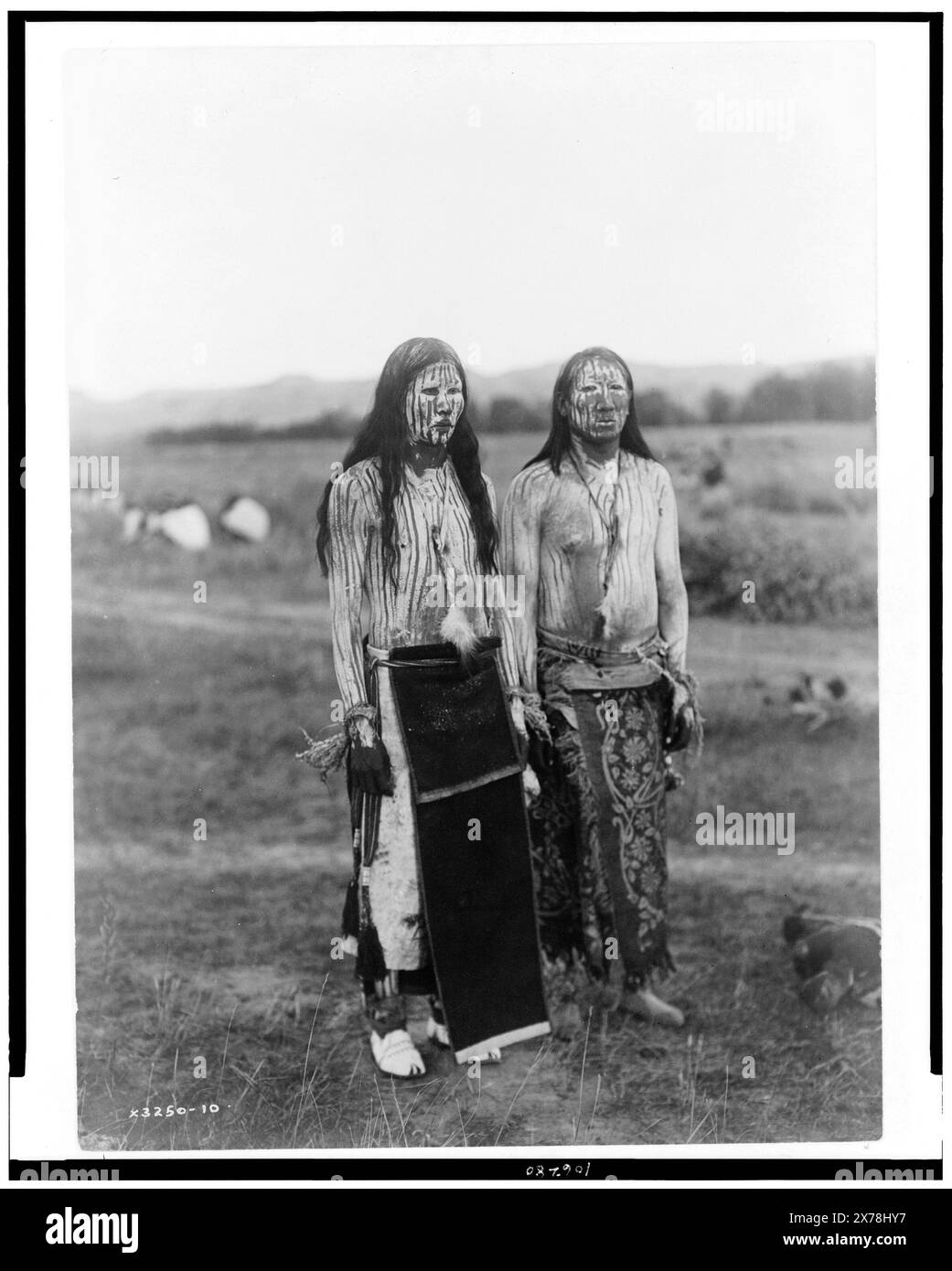 Sun dance Pledgers Cheyenne, Edward S. Curtis Collection., Curtis no. 3250-10., publié dans : The North American Indian / Edward S. Curtis. [Seattle, Washington] : Edward S. Curtis, 1907-30, v. 6, p. 88.. Indiens d'Amérique du Nord, vêtements et robes, 1910. , Cheyenne Indians, vêtements et robes, 1910. , Indiens d'Amérique du Nord, vie spirituelle, 1910. , Indiens Cheyennes, vie spirituelle, 1910. , Sun dance, 1910. Banque D'Images