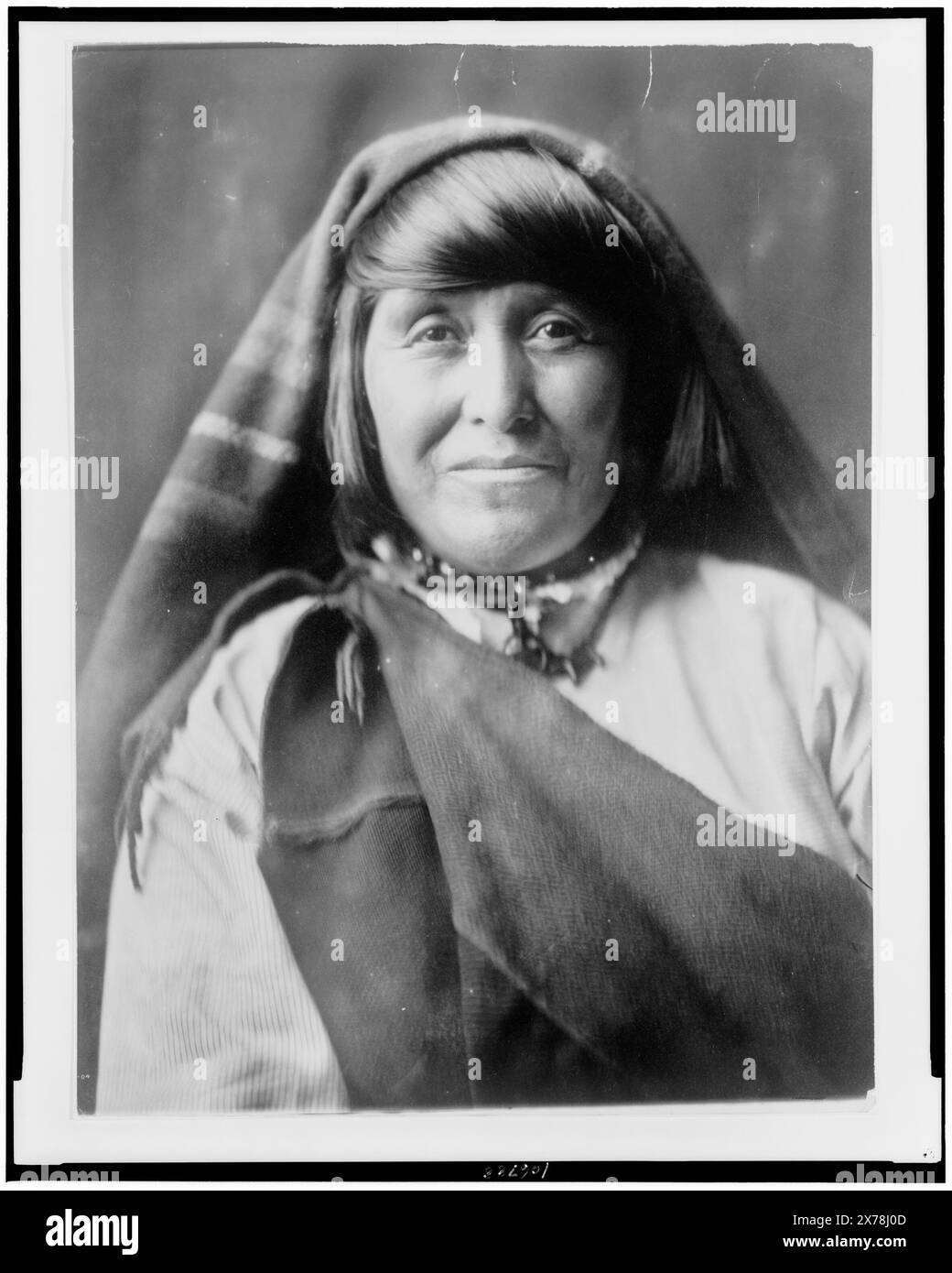 An Acoma Woman, portrait de la tête et des épaules, face avant, Edward S. Curtis Collection ., LC no. 75. Indiens d'Amérique du Nord, femmes, 1900-1910. , Indiens Acoma, femmes, 1900-1910. Banque D'Images