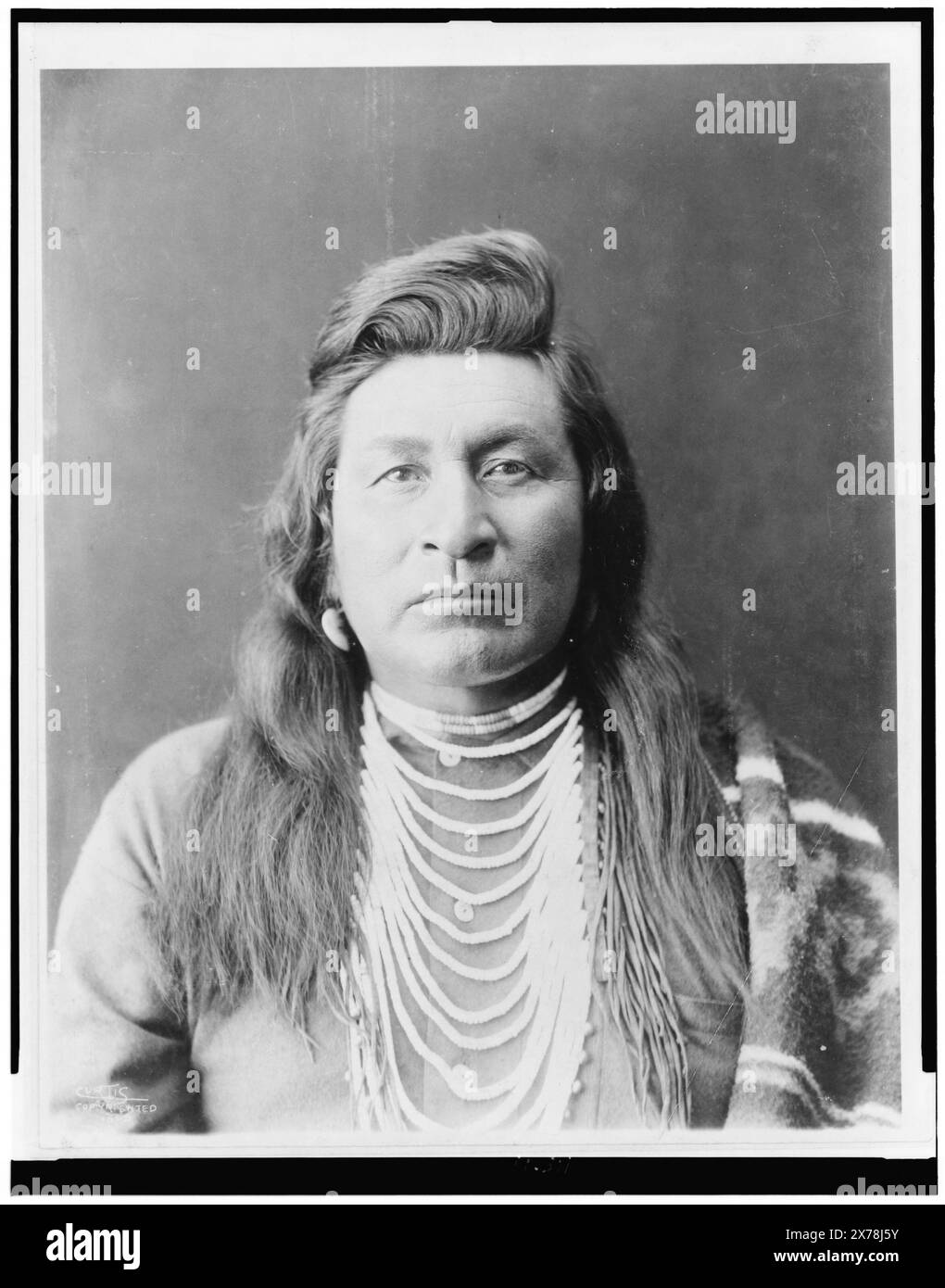 Homme nez percé, portrait de la tête et des épaules, face avant, portant un collier de perles, avec couverture sur l'épaule, collection Edward S. Curtis.. Indiens d'Amérique du Nord, vêtements et robes, 1890-1900. , Nez percé Indians, vêtements et robes, 1890-1900. Banque D'Images