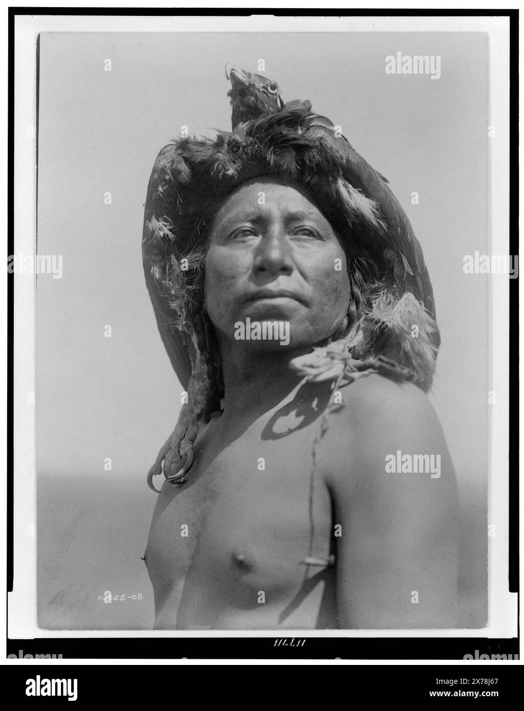 The Eagle Medicine-Man Apsaroke, titre de l'article., Curtis no. 2625-08., fait partie de : Edward S. Curtis Collection ., publié dans : The North American Indian / Edward S. Curtis. [Seattle, Washington] : Edward S. Curtis, 1907-30, v. 4, p. 74.. Indiens d'Amérique du Nord, vêtements et robes, 1900-1910. , Crow Indians, vêtements et robes, 1900-1910. Banque D'Images
