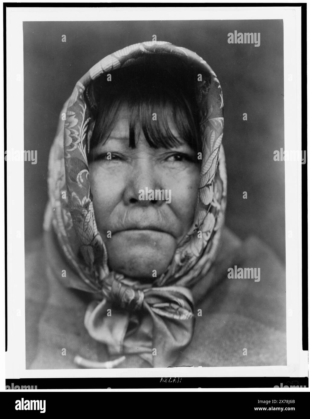 Datsolali, fabricant de paniers Washo, Edward S. Curtis Collection., Curtis no. 4129., publié dans : The North American Indian / Edward S. Curtis. [Seattle, Washington] : Edward S. Curtis, 1907-30, suppl. v. 15, pl. 540. Indiens d'Amérique du Nord, femmes, 1920-1930. , Washo Indians, femmes, 1920-1930. Banque D'Images