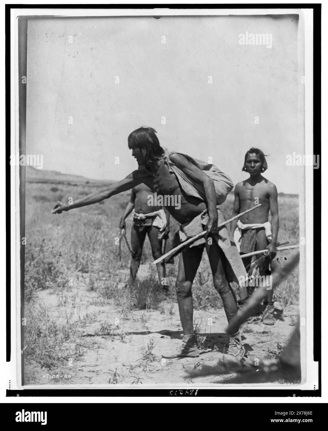 Rassemblement de serpents d Hopi, Curtis no. 2108-06., fait partie de : Edward S. Curtis Collection .. Indiens d'Amérique du Nord, 1900-1910. , Indiens Hopi, 1900-1910. , Snake Hunting, 1900-1910. Banque D'Images