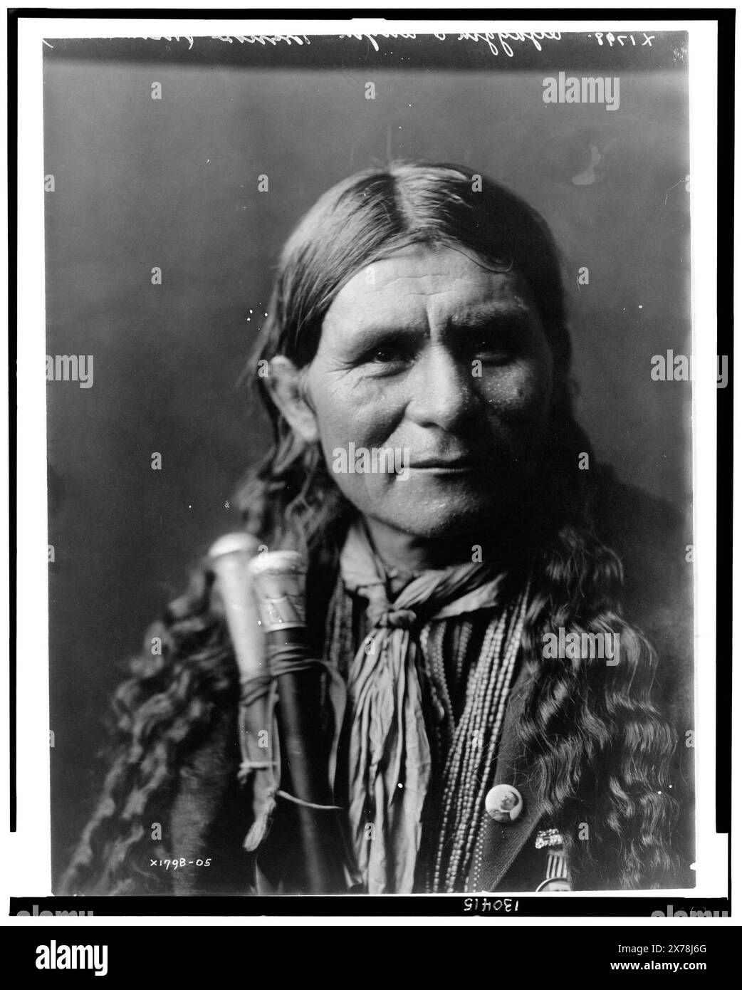 Un homme de Santa Clara (Frost Moving), Curtis No. 1798-05., nom au verso : Oyaygeh-O-Ouyeh., fait partie de : Edward S. Curtis Collection ., publié dans : The North American Indian / Edward S. Curtis. [Seattle, Washington] : Edward S. Curtis, 1907-30, v. 17, opp. p. 142.. Oyegi-a YE. , Indiens d'Amérique du Nord, 1900-1910. , Indiens Tewa, 1900-1910. Banque D'Images