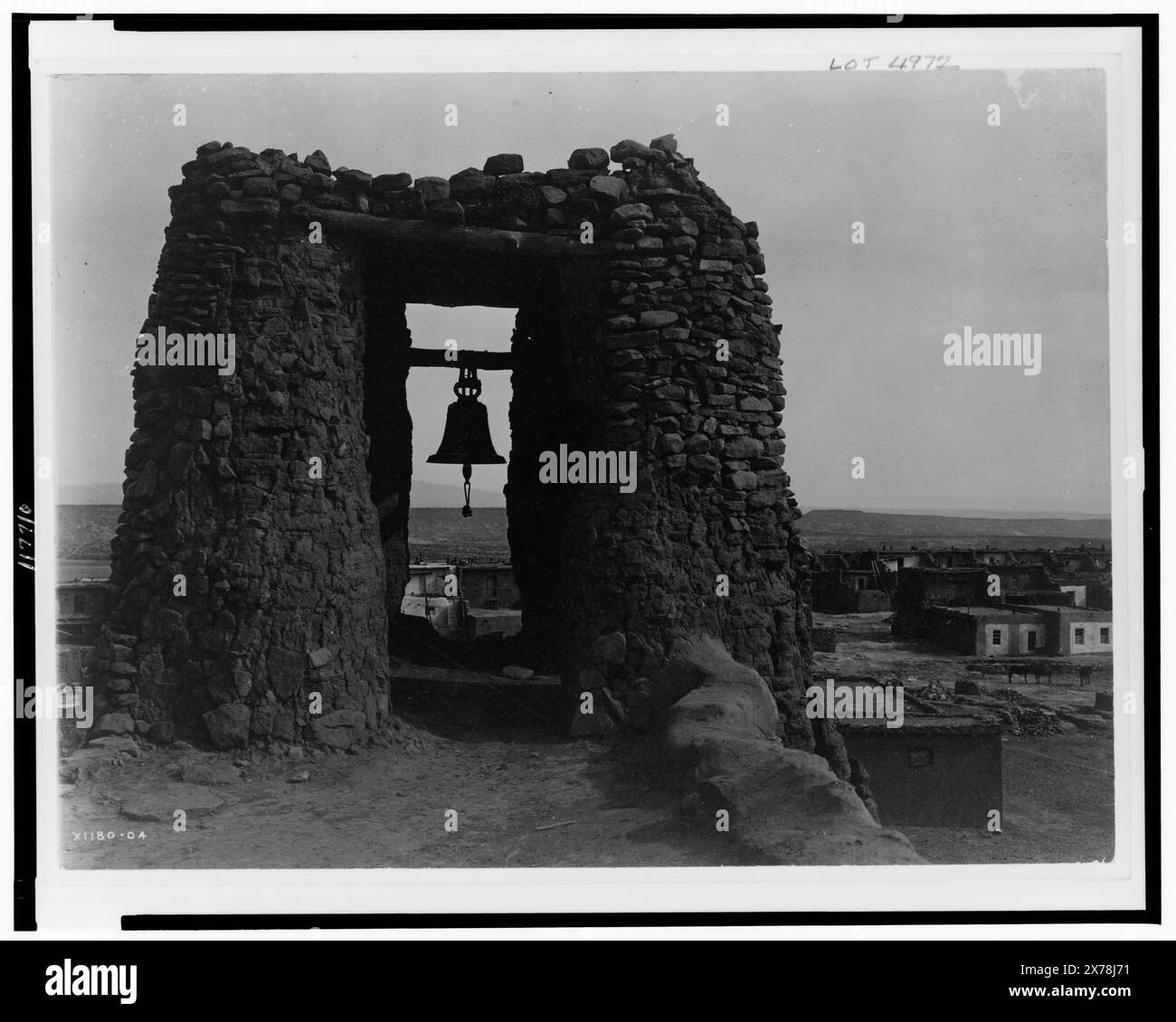 Beffroi d'Acoma, collection Edward S. Curtis ., publié dans : The North American Indian / Edward S. Curtis. [Seattle, Washington] : Edward S. Curtis, 1907-30, Suppl. v. 16, pl. 564. Indiens d'Amérique du Nord, structures, 1900-1910. , Acoma Indians, structures, 1900-1910. , Belfrys, Nouveau-Mexique, Acoma, 1900-1910. Banque D'Images