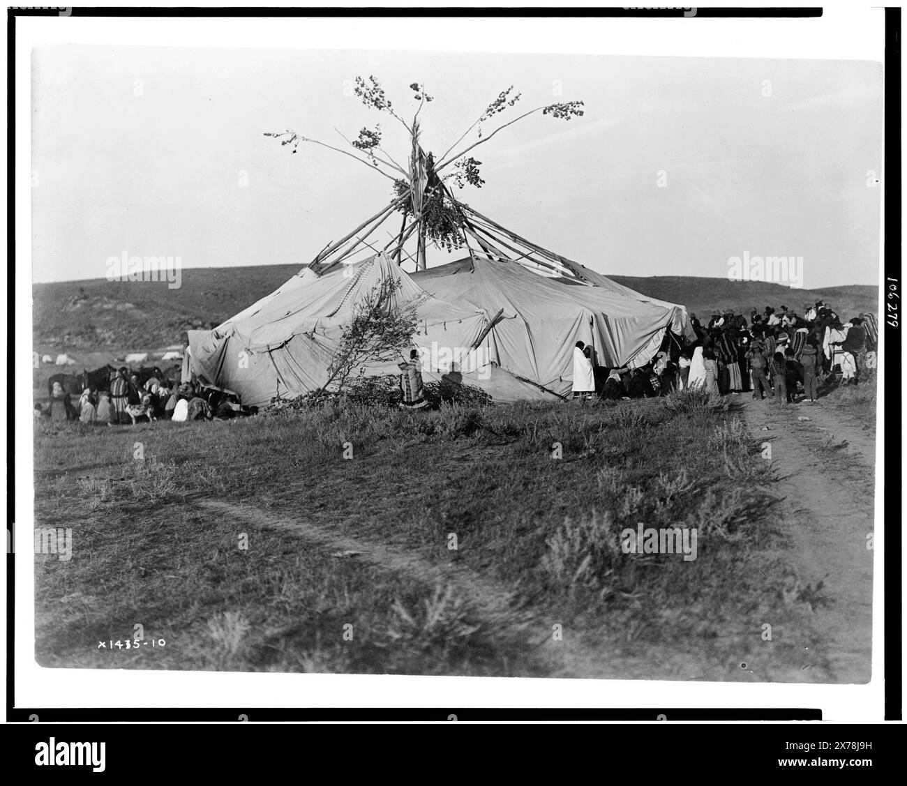 Sun dance in Progress Cheyenne, Edward S. Curtis Collection., Curtis no. 1435-10., publié dans : The North American Indian / Edward S. Curtis. [Seattle, Washington] : Edward S. Curtis, 1907-30, v. 6, p. 128.. Indiens d'Amérique du Nord, structures, 1910. , Indiens d'Amérique du Nord, vie spirituelle, 1910. , Cheyenne Indians, structures, 1910. , Indiens Cheyennes, vie spirituelle, 1910. , Tipis, 1910. , Sun dance, 1910. Banque D'Images