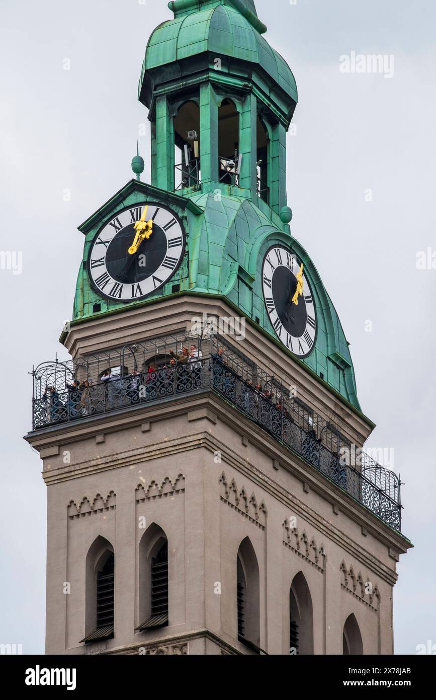 Kirchturm Alter Peter in München Vom Aussichtsturm, genannt Alter Peter, in direkter Nähe zum Marienplatz und Rathaus, Hat man einen perfekten Blick über München München Bayern Deutschland *** Alter Peter tour de Munich de la tour d'observation, appelée Alter Peter, dans les environs immédiats de Marienplatz et de la mairie, vous avez une vue parfaite sur Munich Munich Bavière Allemagne Banque D'Images