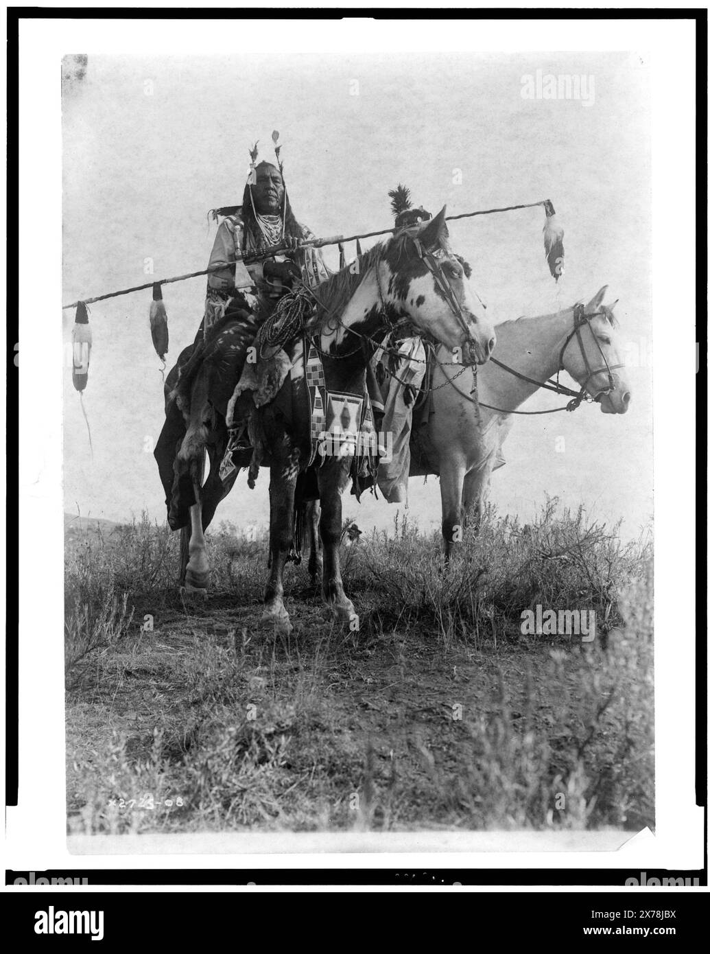 Crieurs de village à cheval, oiseau au sol et fer fourché, Indiens Crow, Montana, Collection Edward S. Curtis., Curtis no. 2725-08., titre conçu par le personnel de la Bibliothèque.. Oiseau au sol. , Fer fourchu. , Indiens d'Amérique du Nord, Montana, 1900-1910. , Crow Indians, 1900-1910. , Équitation, 1900-1910. Banque D'Images