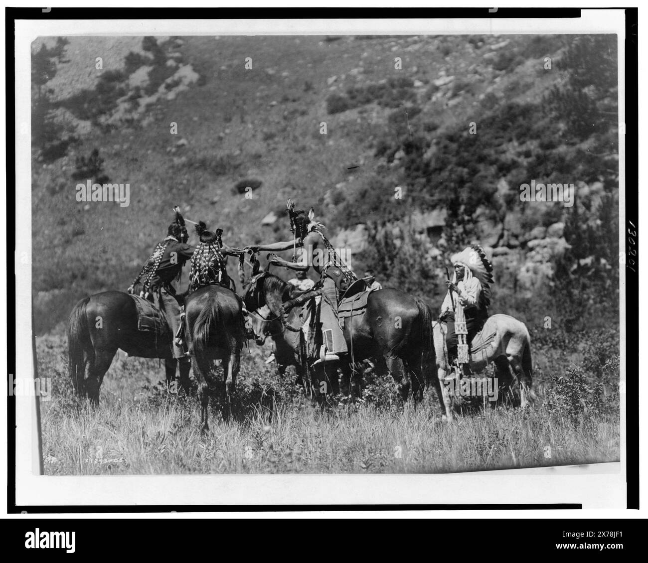 Un échange, Curtis non. 1273-05., fait partie de : Edward S. Curtis Collection .. Troc, 1900-1910. , Indiens d'Amérique du Nord, 1900-1910. , Crow Indians, 1900-1910. Banque D'Images