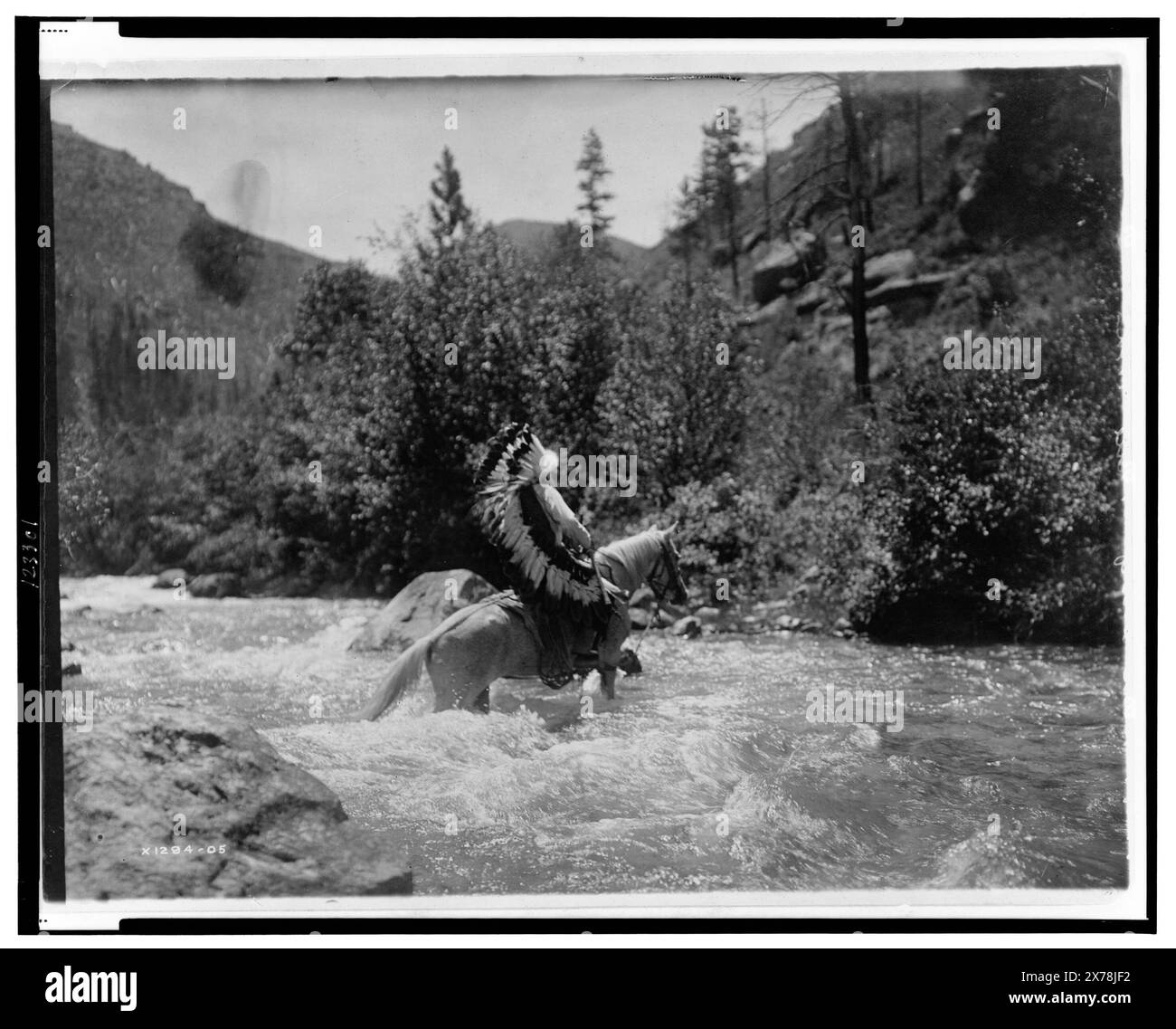 Bullchief au ford, Curtis no. 1294-05., fait partie de : Edward S. Curtis Collection .. Bullchief. , Indiens d'Amérique du Nord, Montana, 1900-1910. , Crow Indians, 1900-1910. Banque D'Images