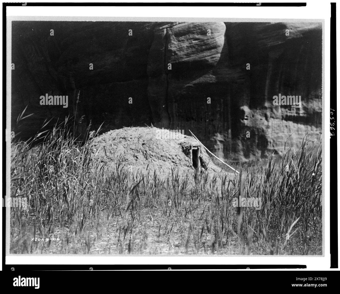 Navaho hogan in Cañon del Muerta, Edward S. Curtis Collection., Curtis no. 2049-06., publié dans : The North American Indian / Edward S. Curtis. [Seattle, Washington] : Edward S. Curtis, 1907-30, v. 1, p. 68.. Indiens Navajo, structures, 1900-1910. , Habitations, États du Sud-Ouest, 1900-1910. , Indiens d'Amérique du Nord, États du Sud-Ouest, structures, 1900-1910. Banque D'Images