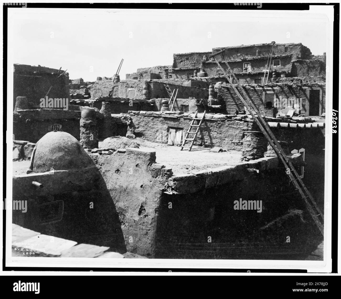 Les maisons mitoyennes de Zuni, E.S. Curtis., Edward S. Curtis Collection., Curtis no. 805., publié dans : The North American Indian / Edward S. Curtis. [Seattle, Wash.] : Edward S. Curtis, 1907-30, suppl., v. 17, p. 609.. Indiens d'Amérique du Nord, habitations, Nouveau-Mexique, 1900-1910. , Indiens Zuni, habitations, 1900-1910. , Pueblos, Nouveau-Mexique, 1900-1910. Banque D'Images