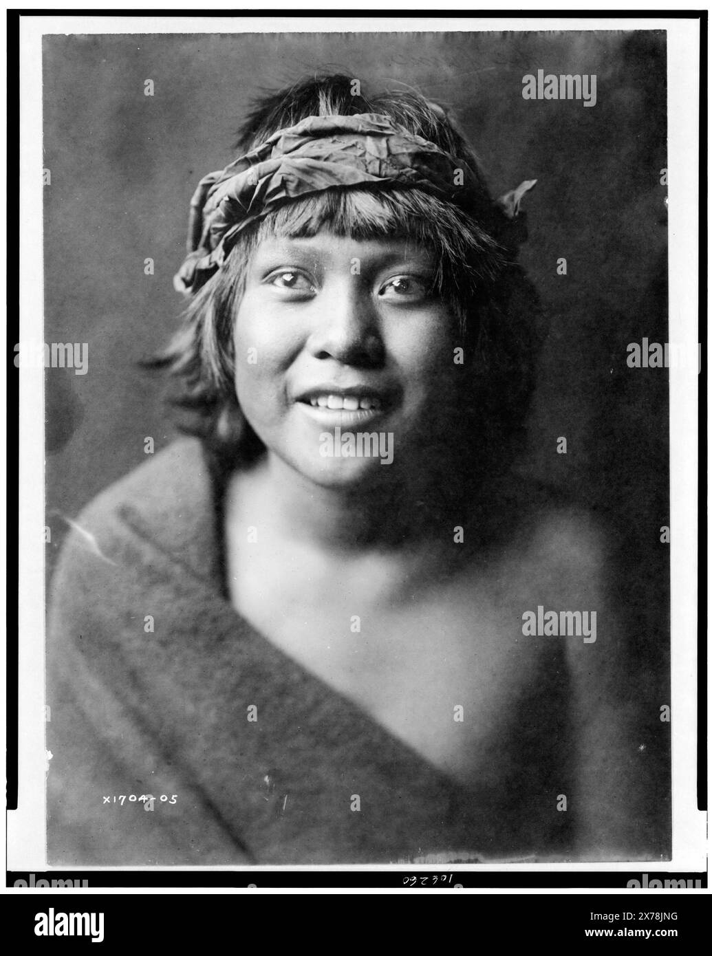 Okuwa-Tsire ('oiseau des nuages'), San Ildefonso, Edward S. Curtis Collection., Curtis no. 1704-05., publié dans : The North American Indian / Edward S. Curtis. [Seattle, Washington] : Edward S. Curtis, 1907-30, v. 17, p. 52.. Indiens d'Amérique du Nord, Nouveau-Mexique, enfants, 1900-1910. , Indiens Tewa, enfants, 1900-1910. Banque D'Images