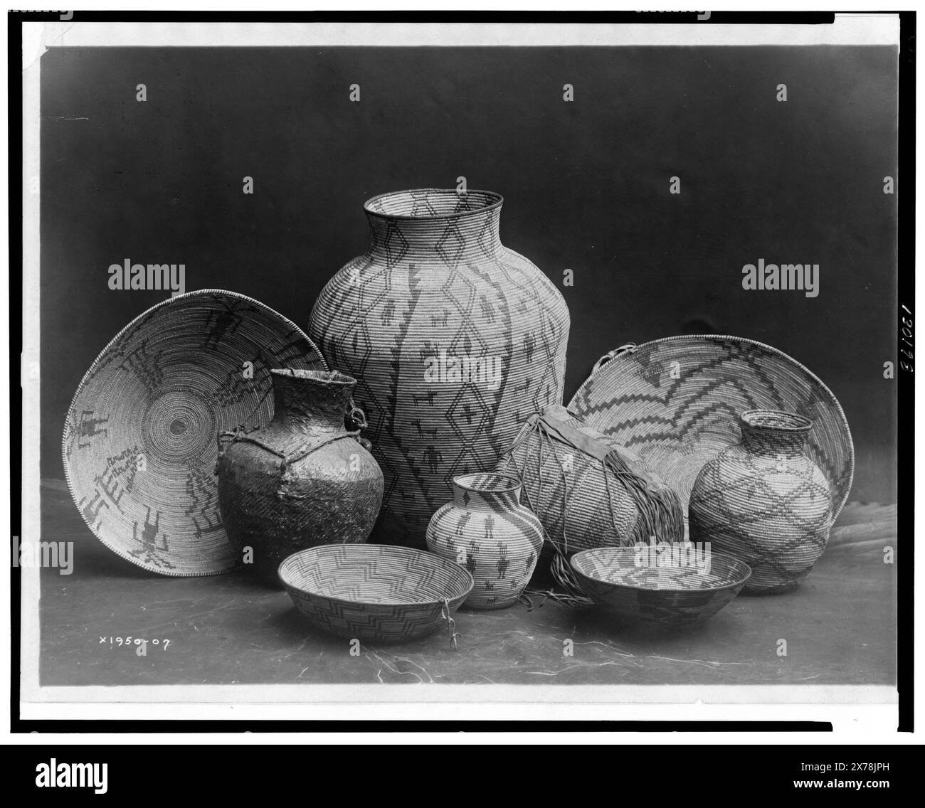 Apache Still Life A, Curtis no. 1950-07., fait partie de : Edward S. Curtis Collection .. Indiens d'Amérique du Nord, Arts et métiers, 1900-1910. , Apache Indians, Arts & Crafts, 1900-1910. , Paniers, 1900-1910. Banque D'Images