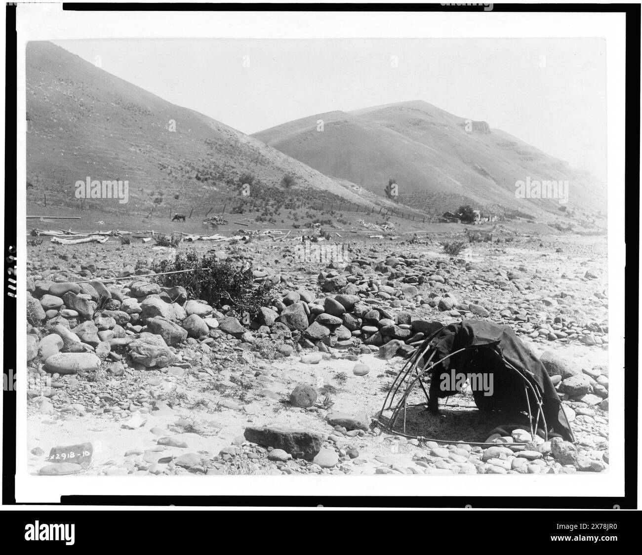 Sweat-Lodge nez percé, collection Edward S. Curtis., Curtis no. 2918-10., publié dans : The North American Indian / Edward S. Curtis. [Seattle, Washington] : Edward S. Curtis, 1907-30, v. 8, p. 42.. Indiens d'Amérique du Nord, structures, 1910. , Nez percé Indians, structures, 1910. , Sweatbaths, 1910. Banque D'Images