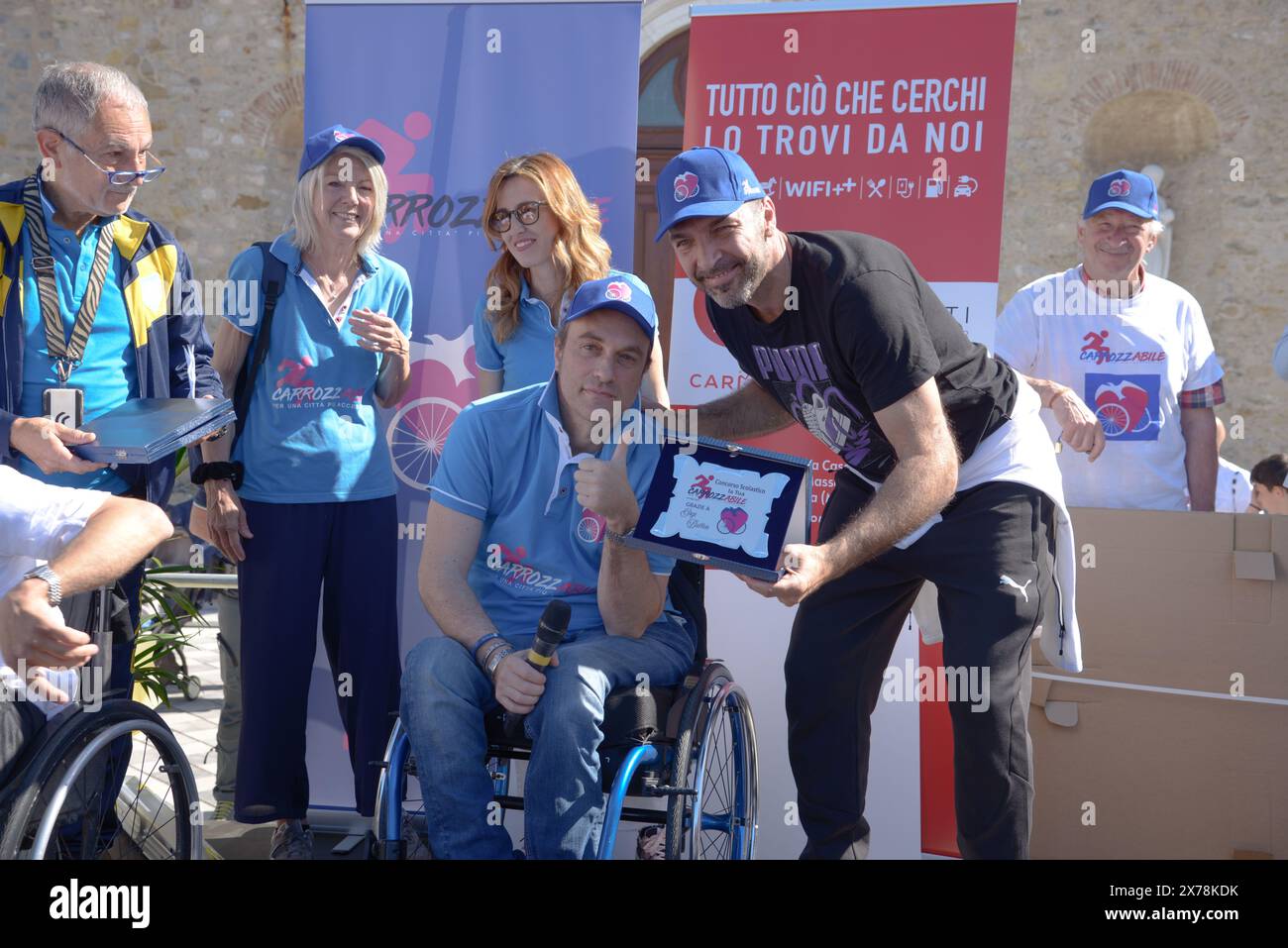 Marina di Carrara, Massa-Carrara, Toscane, Italie, 18 mai 2024. CarrozzAbile (fauteuil roulant apte) 2024, un événement de sensibilisation au problème des barrières architecturales, un itinéraire urbain où les personnes valides ont la possibilité de monter dans un fauteuil roulant et ainsi de comprendre les difficultés auxquelles une personne handicapée est confrontée au quotidien. Idée de Nicola Codega : après un grave accident de voiture en juillet 1998, il vit en fauteuil roulant. Témoignage le gardien de but de l’équipe nationale italienne de football Gianluigi « Gigi » Buffon et Edoardo Laquidara. Crédit : Paolo Maggiani/Alamy Live News Banque D'Images Marina di Carrara, Massa-Carrara, Toscane, Italie, 18 mai 2024. CarrozzAbile (fauteuil roulant apte) 2024, un événement de sensibilisation au problème des barrières architecturales, un itinéraire urbain où les personnes valides ont la possibilité de monter dans un fauteuil roulant et ainsi de comprendre les difficultés auxquelles une personne handicapée est confrontée au quotidien. Idée de Nicola Codega : après un grave accident de voiture en juillet 1998, il vit en fauteuil roulant. Témoignage le gardien de but de l’équipe nationale italienne de football Gianluigi « Gigi » Buffon et Edoardo Laquidara. Crédit : Paolo Maggiani/Alamy Live News Banque D'Images