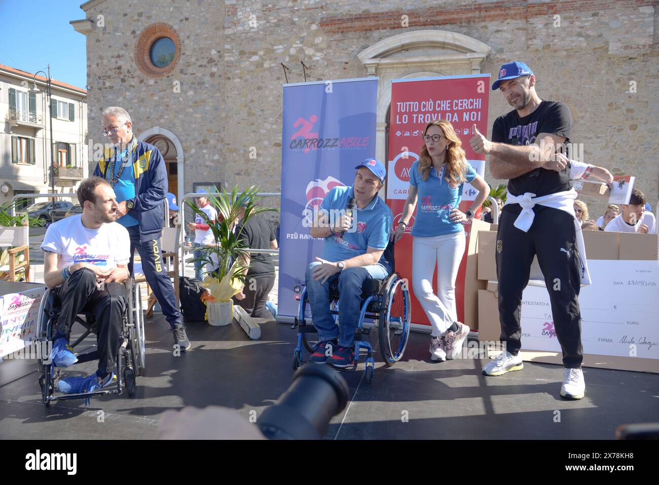 Marina di Carrara, Massa-Carrara, Toscane, Italie, 18 mai 2024. CarrozzAbile (fauteuil roulant apte) 2024, un événement de sensibilisation au problème des barrières architecturales, un itinéraire urbain où les personnes valides ont la possibilité de monter dans un fauteuil roulant et ainsi de comprendre les difficultés auxquelles une personne handicapée est confrontée au quotidien. Idée de Nicola Codega : après un grave accident de voiture en juillet 1998, il vit en fauteuil roulant. Témoignage le gardien de but de l’équipe nationale italienne de football Gianluigi « Gigi » Buffon et Edoardo Laquidara. Crédit : Paolo Maggiani/Alamy Live News Banque D'Images Marina di Carrara, Massa-Carrara, Toscane, Italie, 18 mai 2024. CarrozzAbile (fauteuil roulant apte) 2024, un événement de sensibilisation au problème des barrières architecturales, un itinéraire urbain où les personnes valides ont la possibilité de monter dans un fauteuil roulant et ainsi de comprendre les difficultés auxquelles une personne handicapée est confrontée au quotidien. Idée de Nicola Codega : après un grave accident de voiture en juillet 1998, il vit en fauteuil roulant. Témoignage le gardien de but de l’équipe nationale italienne de football Gianluigi « Gigi » Buffon et Edoardo Laquidara. Crédit : Paolo Maggiani/Alamy Live News Banque D'Images