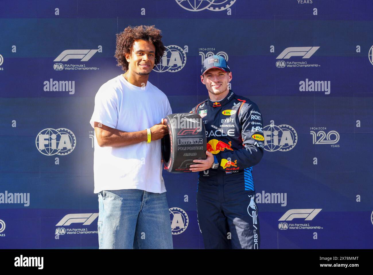 Trophée Pirelli pour la pole position, présenté par Joshua Zirkzee (NED) footballeur du FC Bologne - Italien Serie A, à Max Verstappen (NED) - Oracle Red Bull Banque D'Images