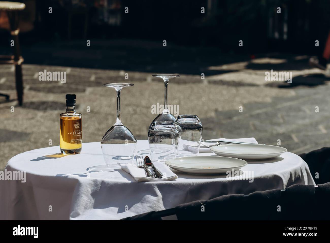 Table dans un restaurant à Nice prêt pour le déjeuner Banque D'Images