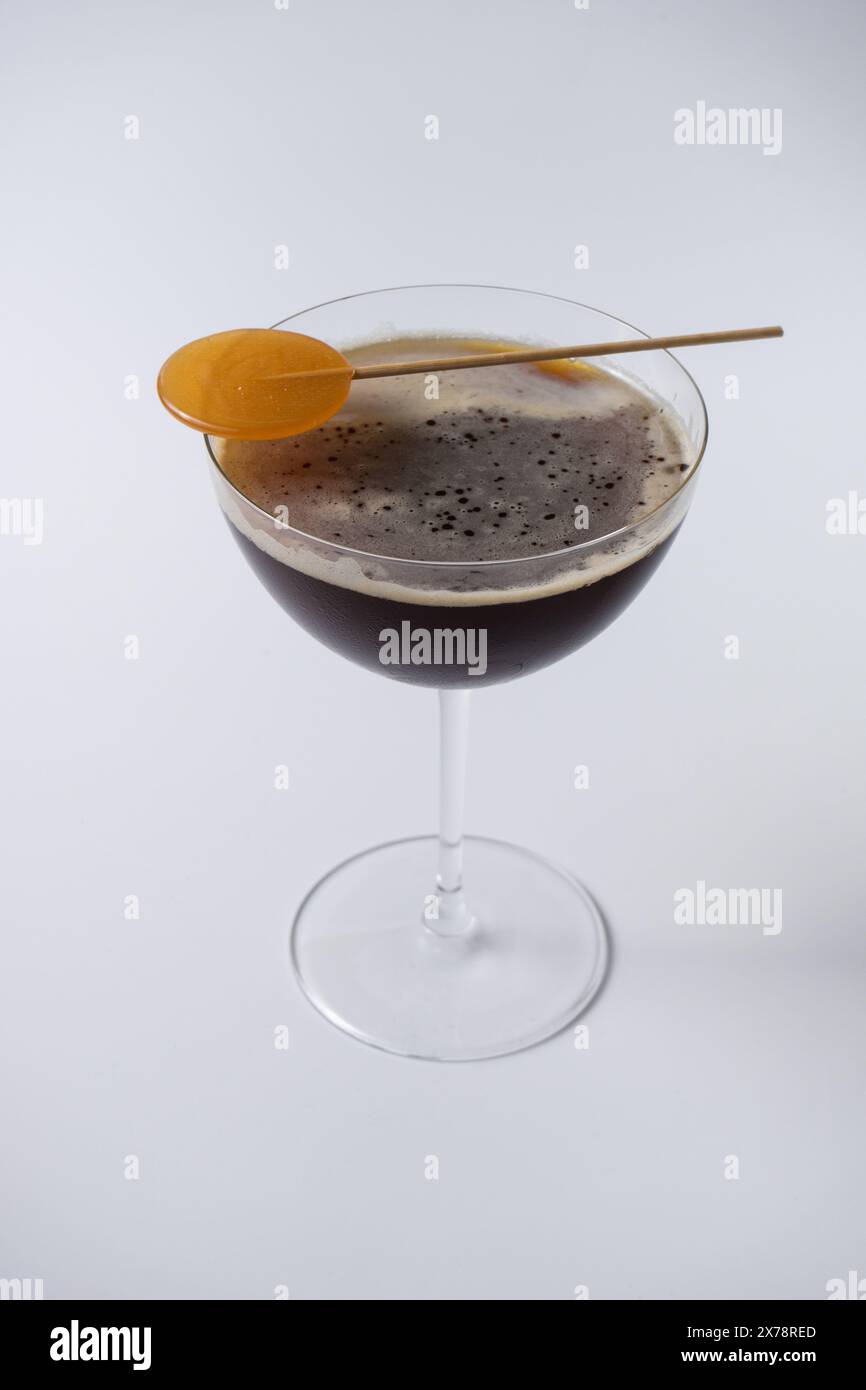 Gros plan sur cocktail espresso martini alcoolisé en verre sur fond blanc Banque D'Images