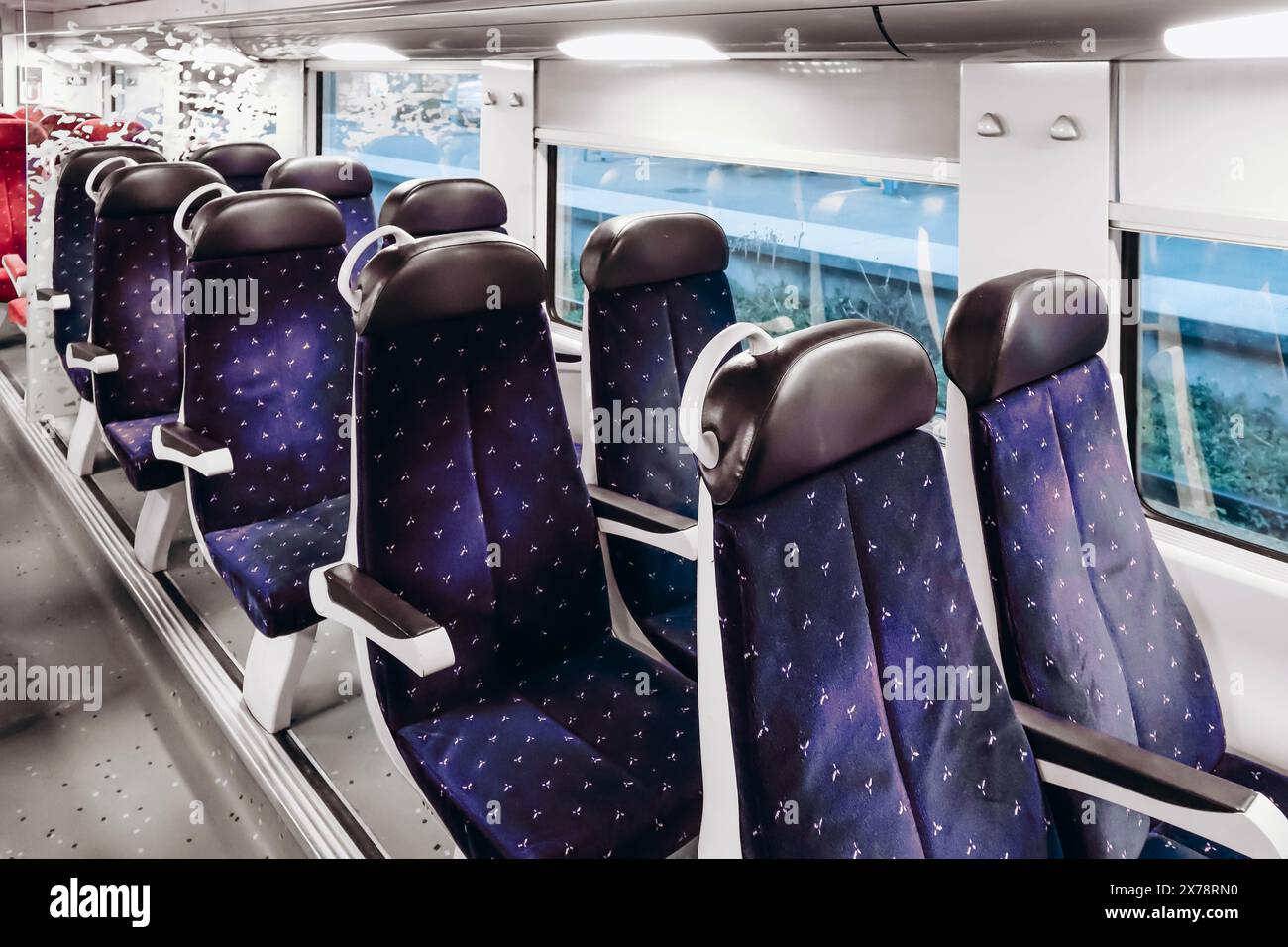 Nice, France - 23 juillet 2023 : à l'intérieur du train SNCF, type TER, sans passagers. Banque D'Images