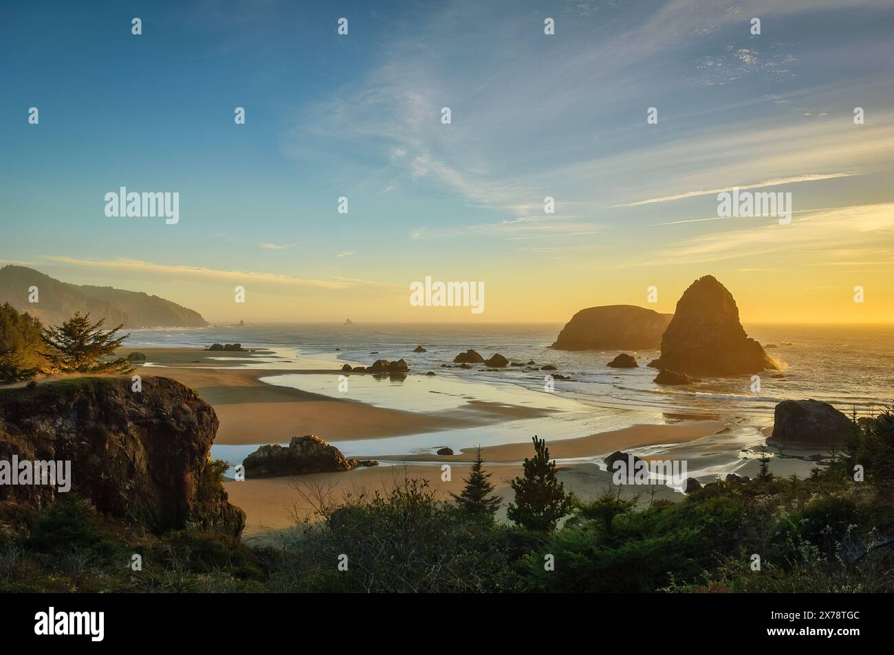 Les piles de la mer et le coucher du soleil à Whaleshead Beach, Samuel H. Boardman State Scenic Corridor, le sud de l'Oregon coast. Banque D'Images