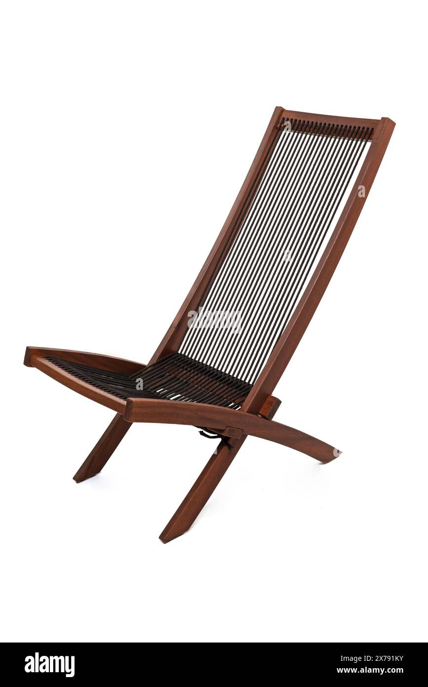 chaises longues brunes, chaise longue isolée sur fond blanc. fauteuil inclinable en bois et cordes Banque D'Images