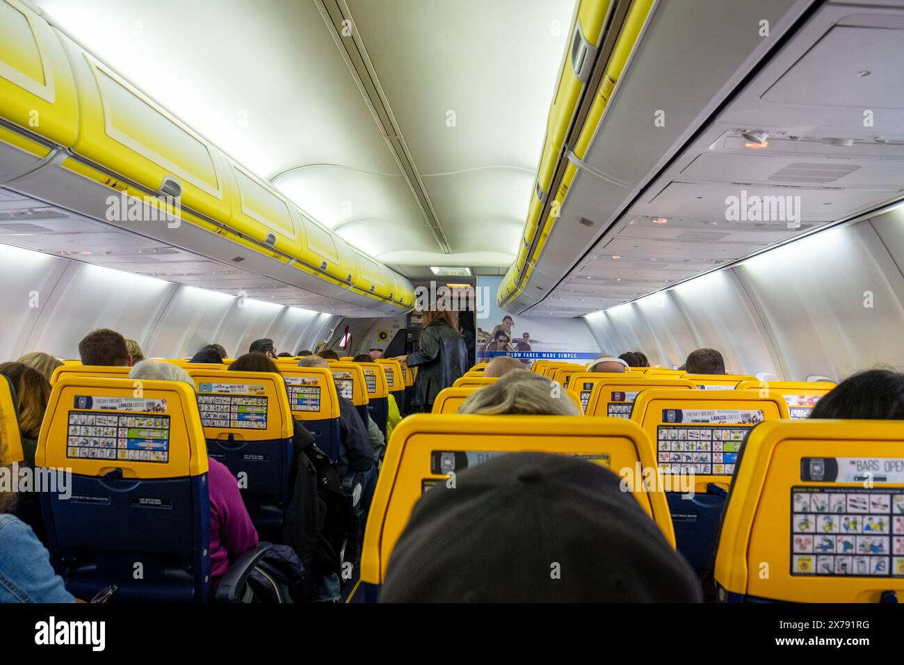 Cabine de vol Ryanair avec personnes assises et embarquement. Banque D'Images